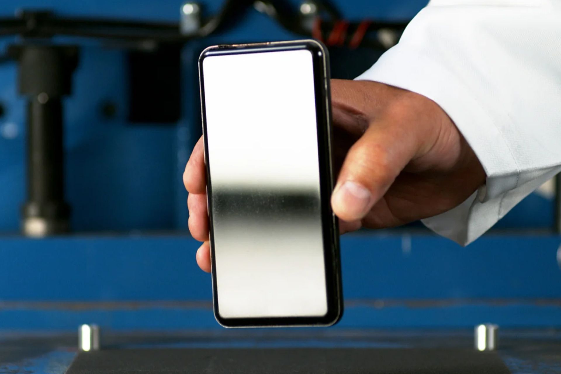 گوشی مجهزبه شیشه گوریلا گلس ویکتوس / Gorilla Glass Victus در دست راست یک مرد
