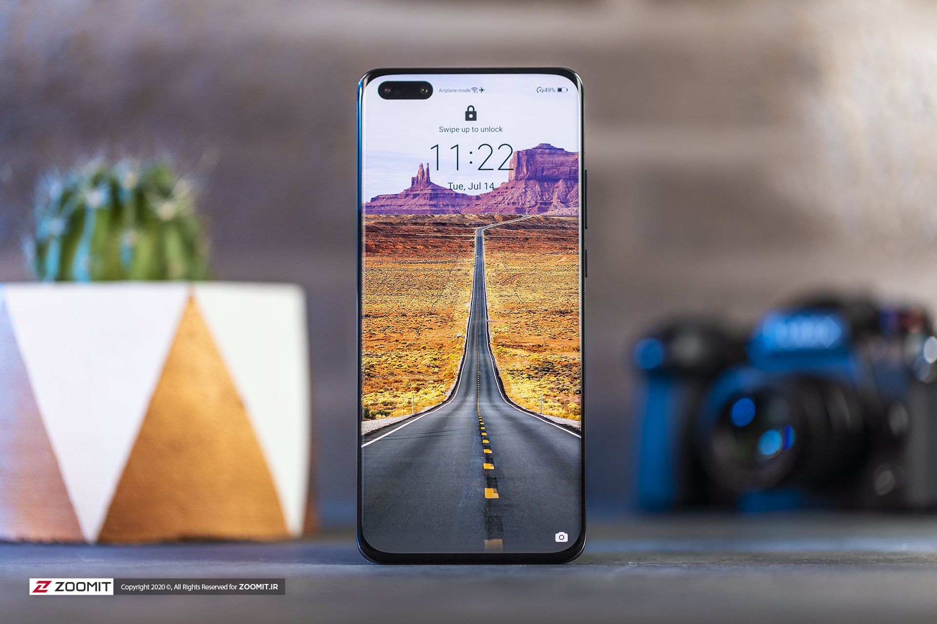 نمای جلو هواوی پی ۴۰ پرو / Huawei P40 Pro والپیپر جاده روی میز جلوی دوربین و گلدان