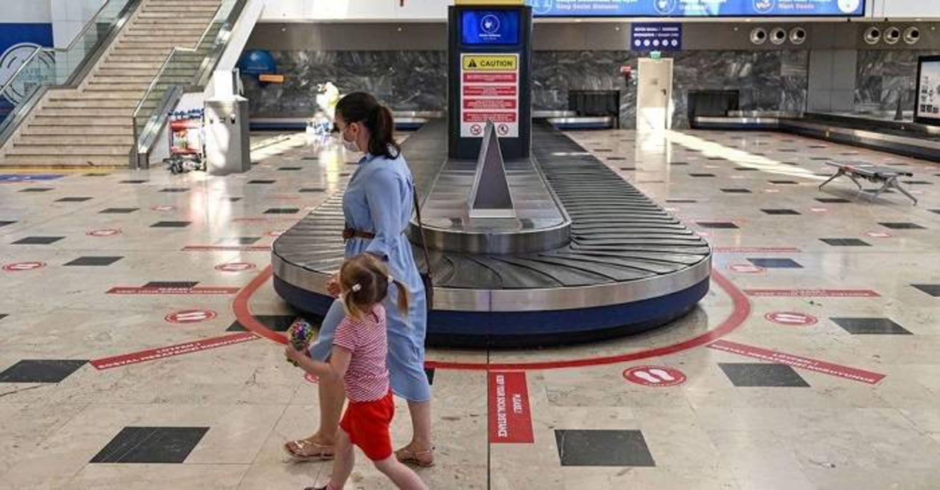 فرودگاه خلوت در دوران کرونا