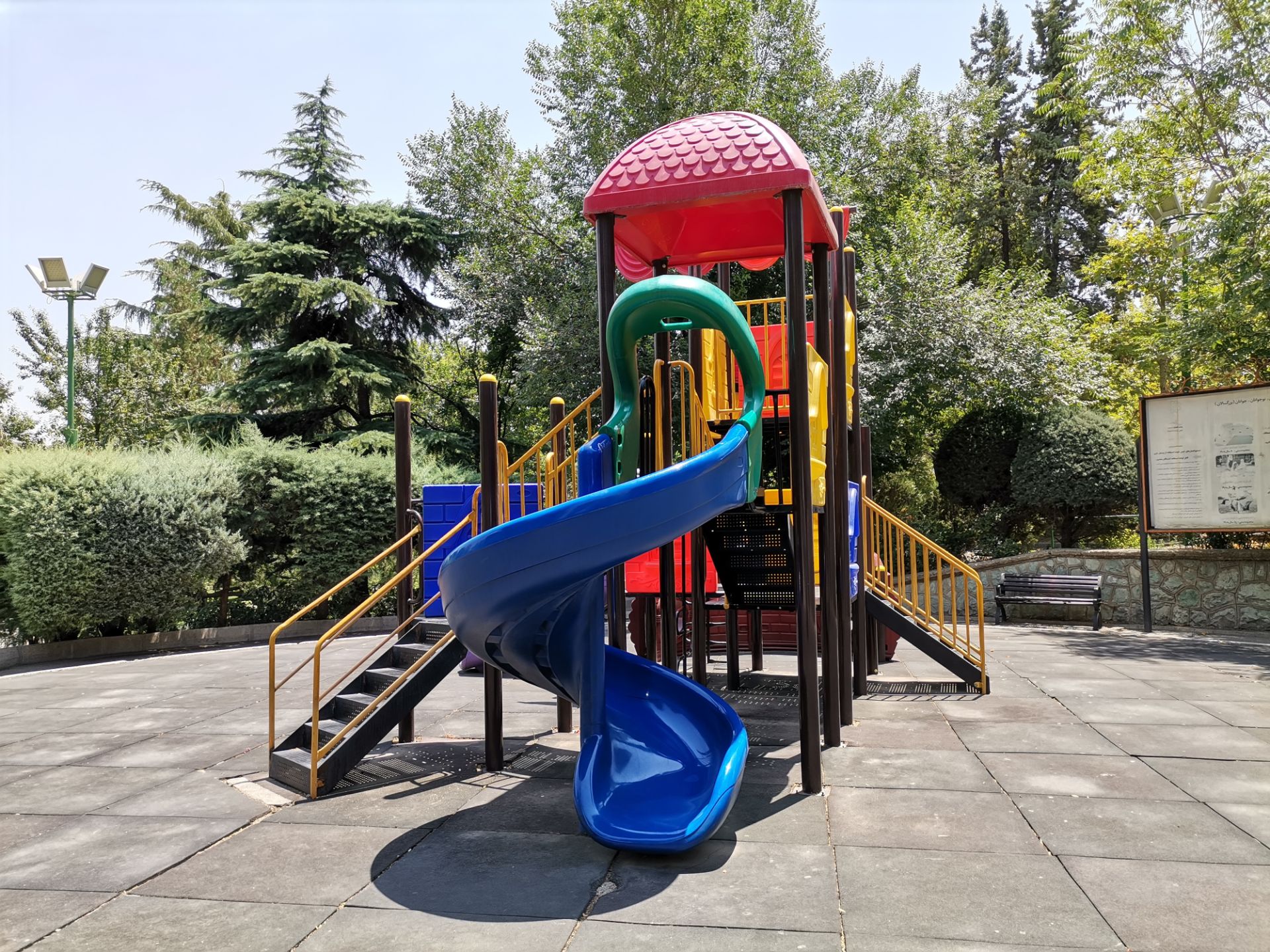 نمونه عکس دوربین هواوی نوا 7 آی - زمین بازی کودک پارک ملت