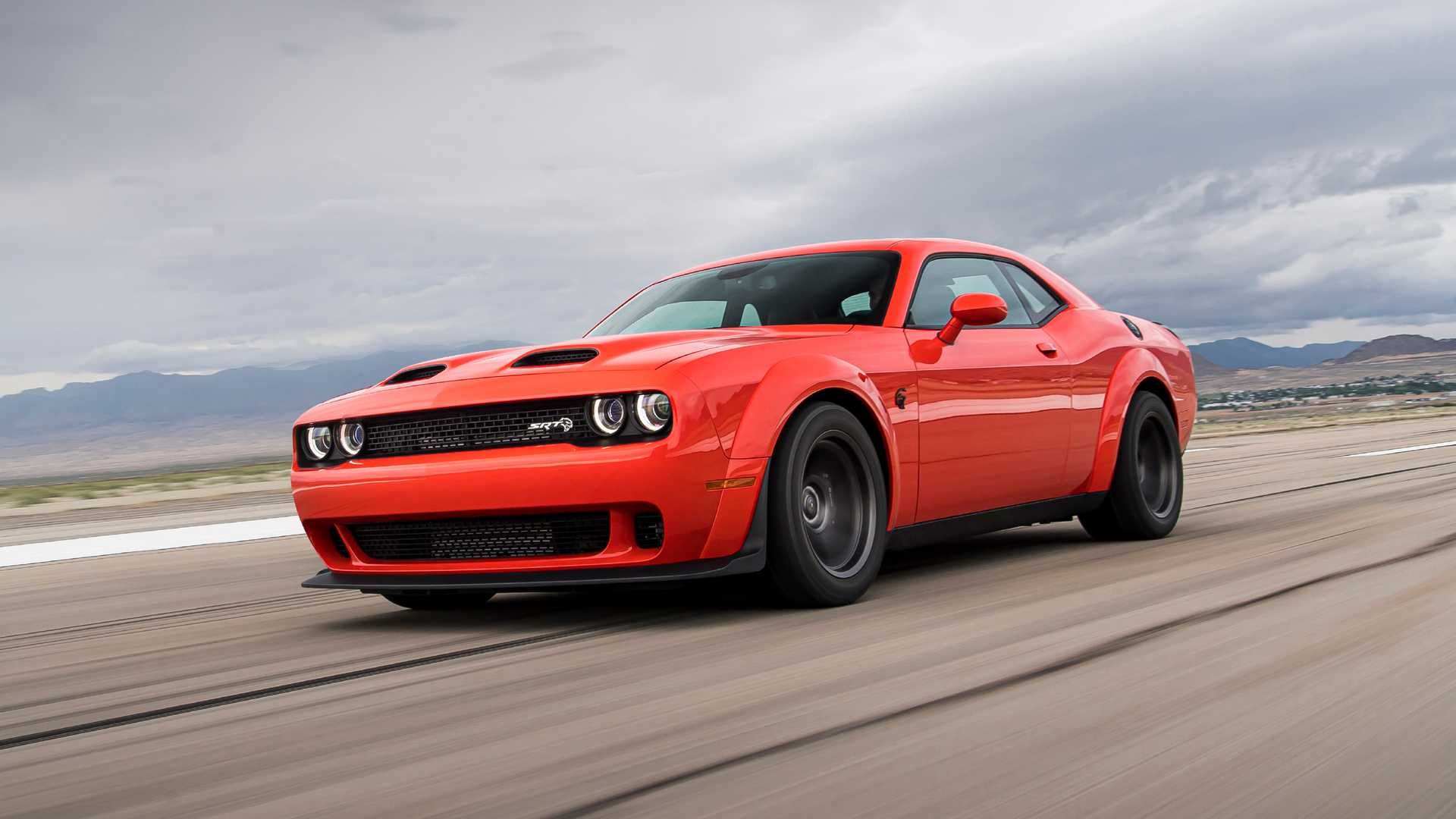 دوج چلنجر اس آر تی سوپر استاک / Dodge Challenger SRT Super Stock در جاده و آسمان ابری
