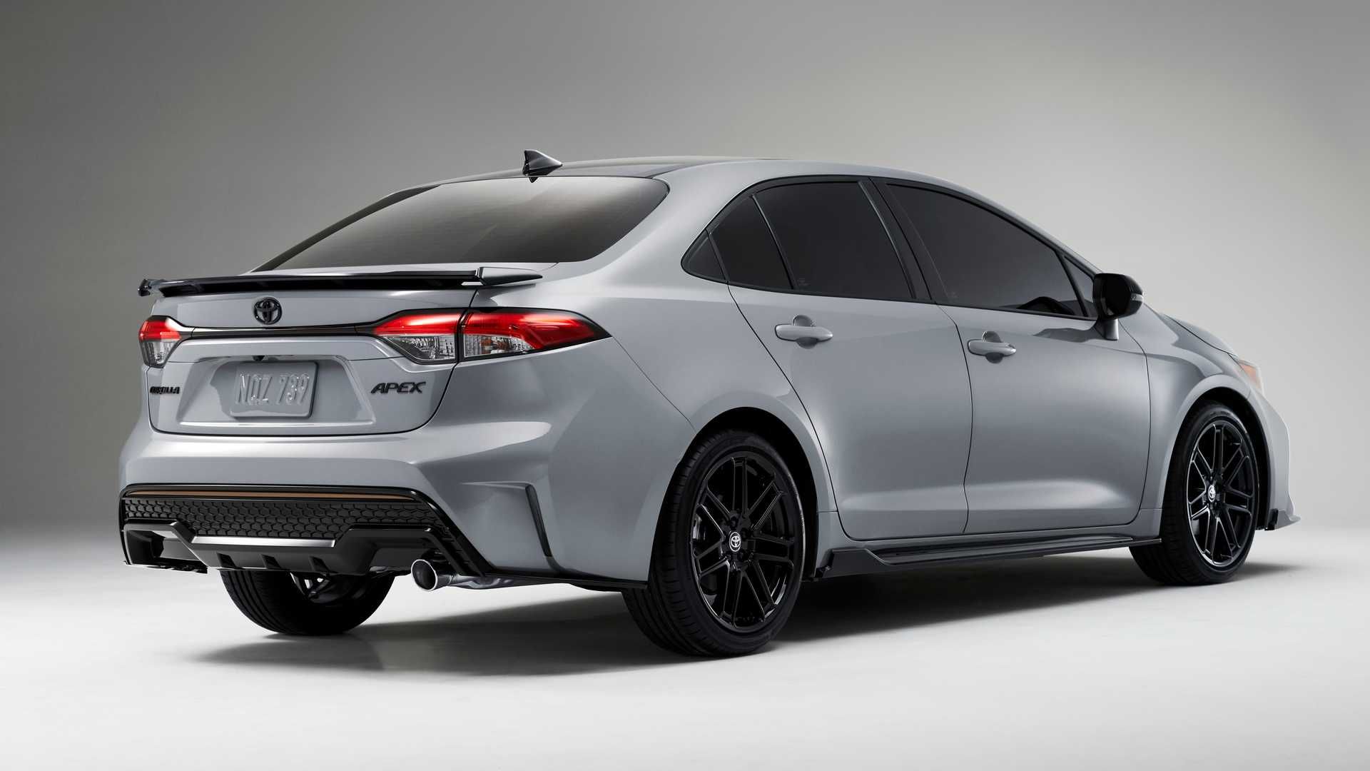 نمای عقب نسخه TRD سدان تویوتا کرولا / Toyota Corolla Apex Edition با رنگ سیمانی و طرح دو رنگ