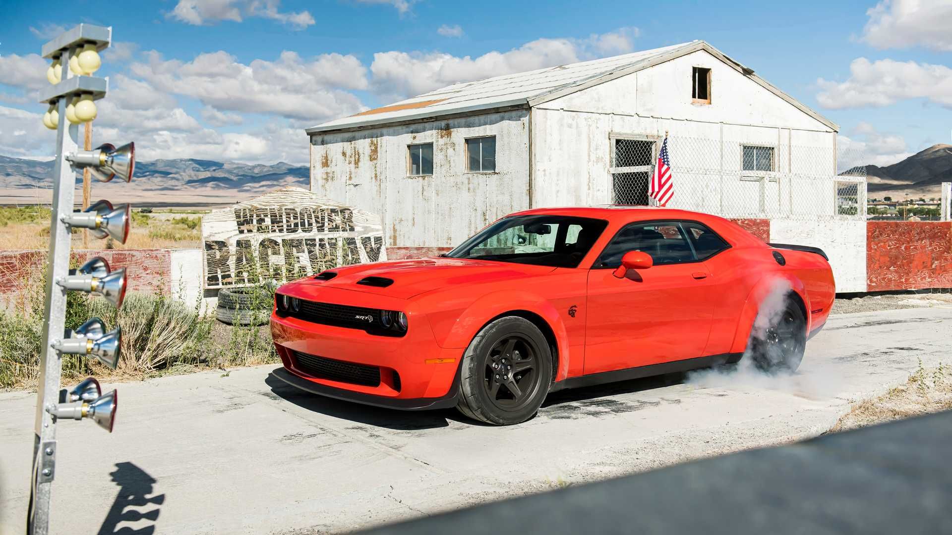 خودرو دوج چلنجر اس آر تی سوپر استاک / Dodge Challenger SRT Super Stock قرمز در کنار خانه