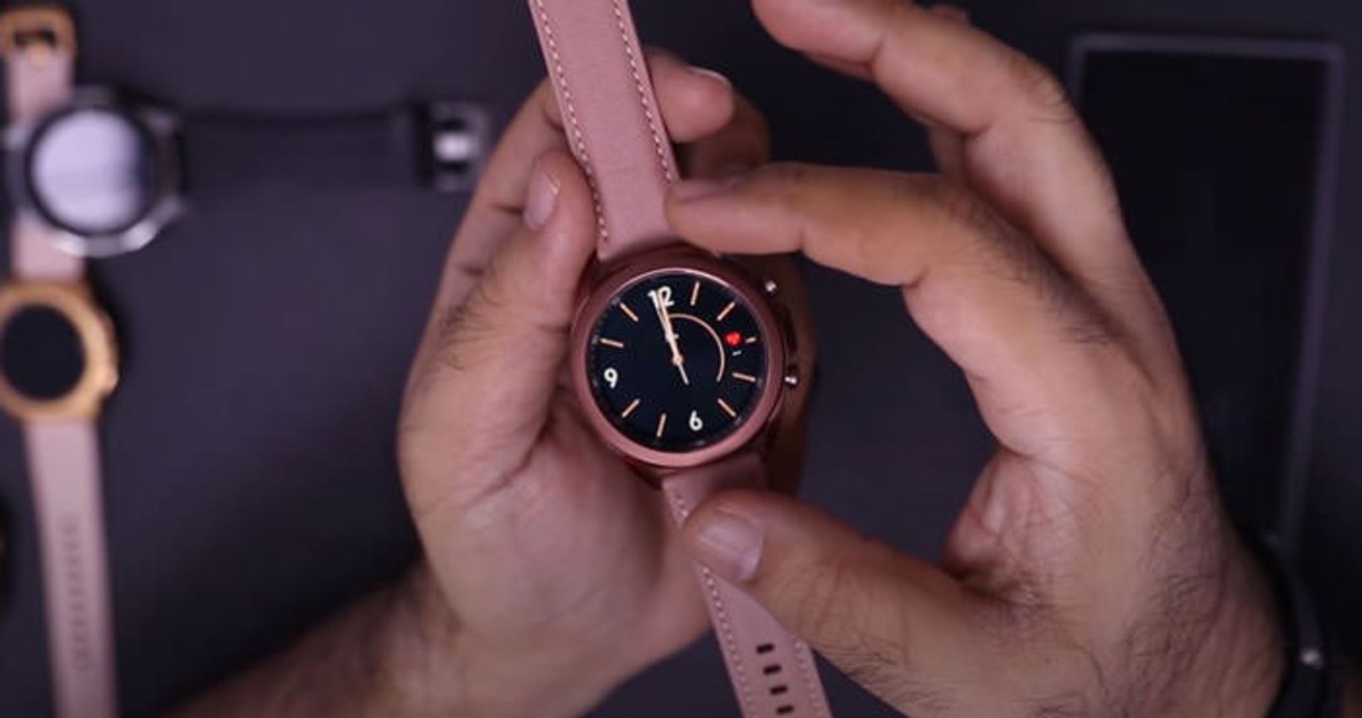 گلکسی  واچ 3 سامسونگ با بند چرمی در دست کاربر