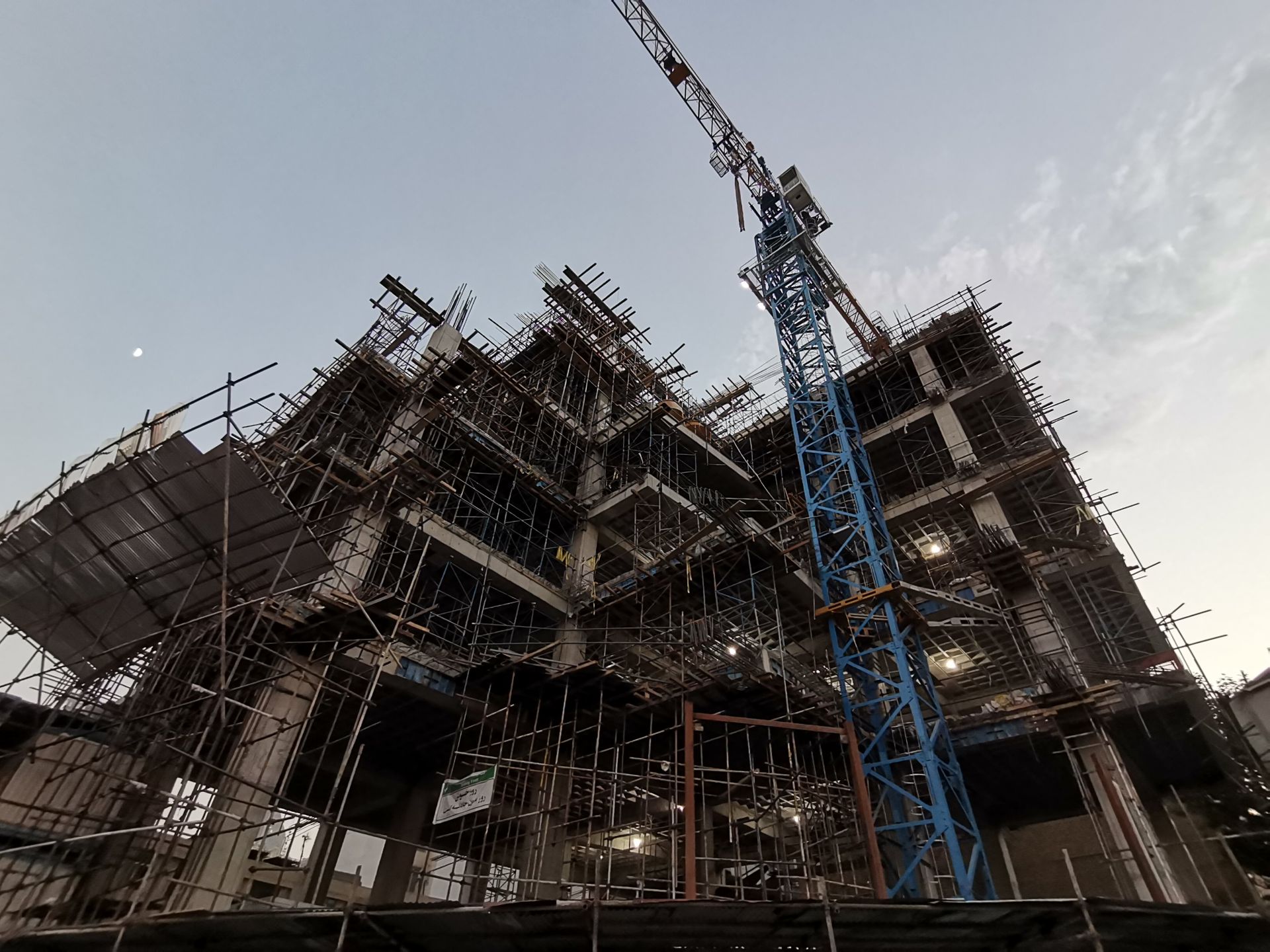 نمونه عکس اولتراواید هواوی نوا 7 آی - ساختمان نیمه کاره در روشنایی ضعیف