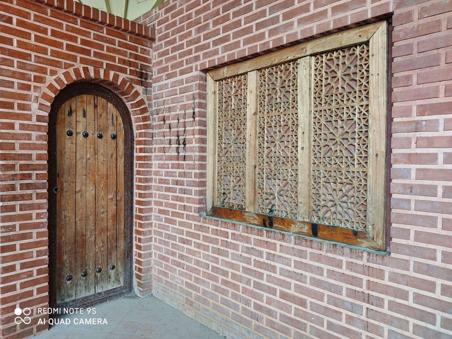 نمونه عکس ردمی نوت 9 اس - آجرنما با در و پنجره چوبی