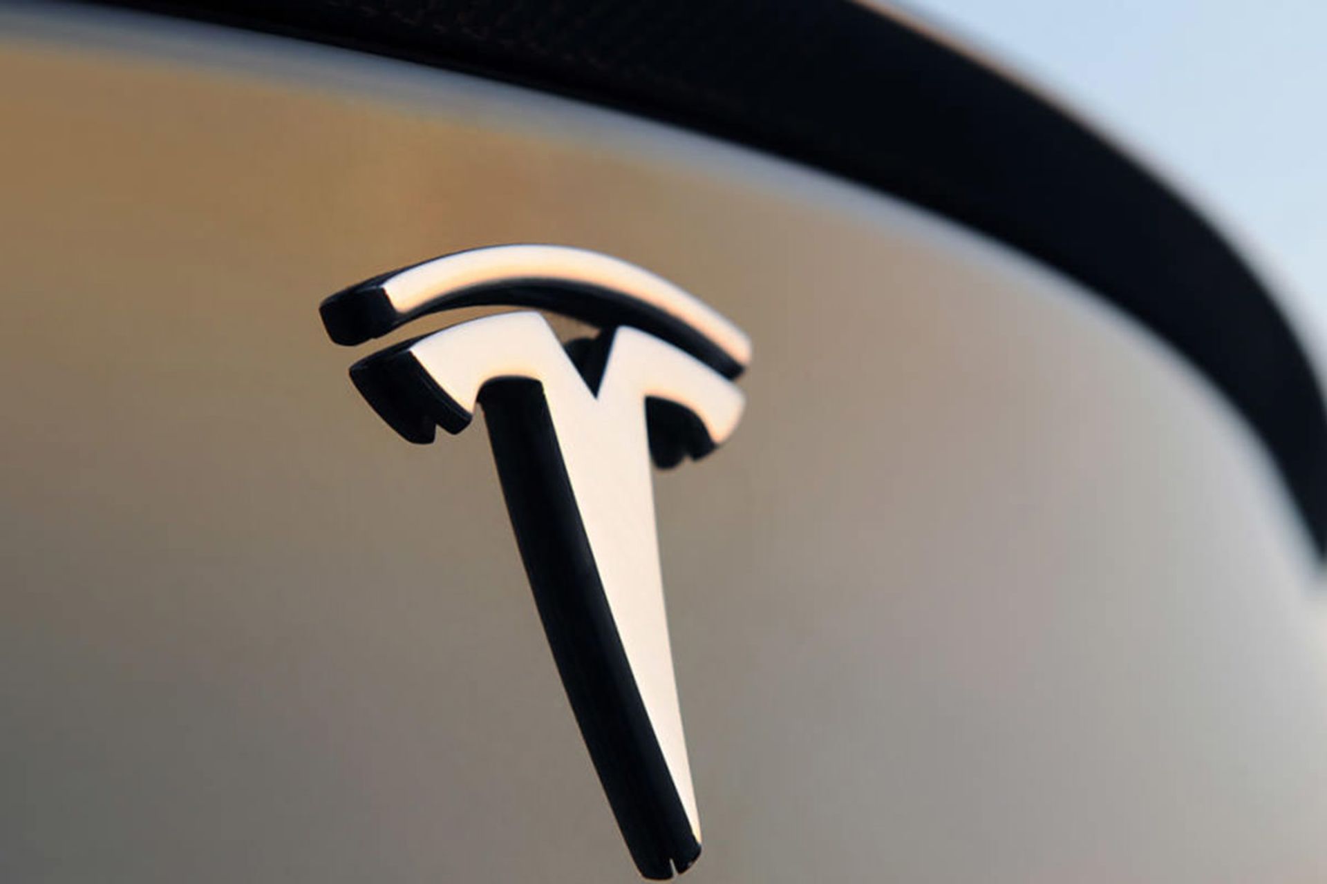 لوگوی تسلا / tesla روی صندوق عقب خودروی الکتریکی