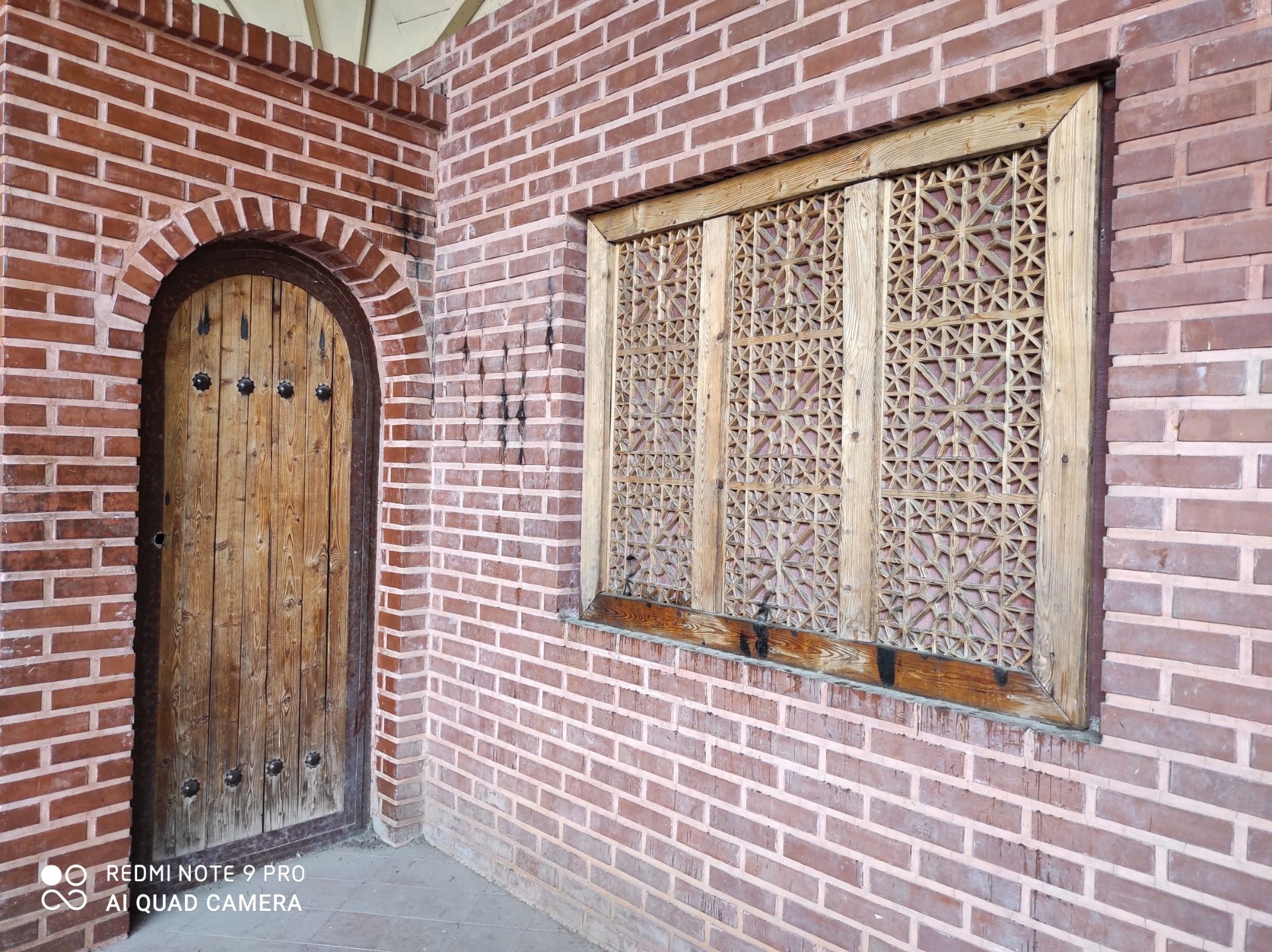 نمونه عکس ردمی نوت 9 پرو - آجرنما با در و پنجره چوبی