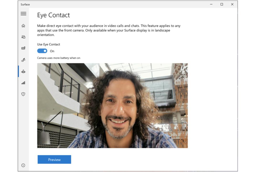 مرد موبلند با لبخند در وبکم لپ تاپ / قابلیت Eye Contact سرفیس پرو ایکس