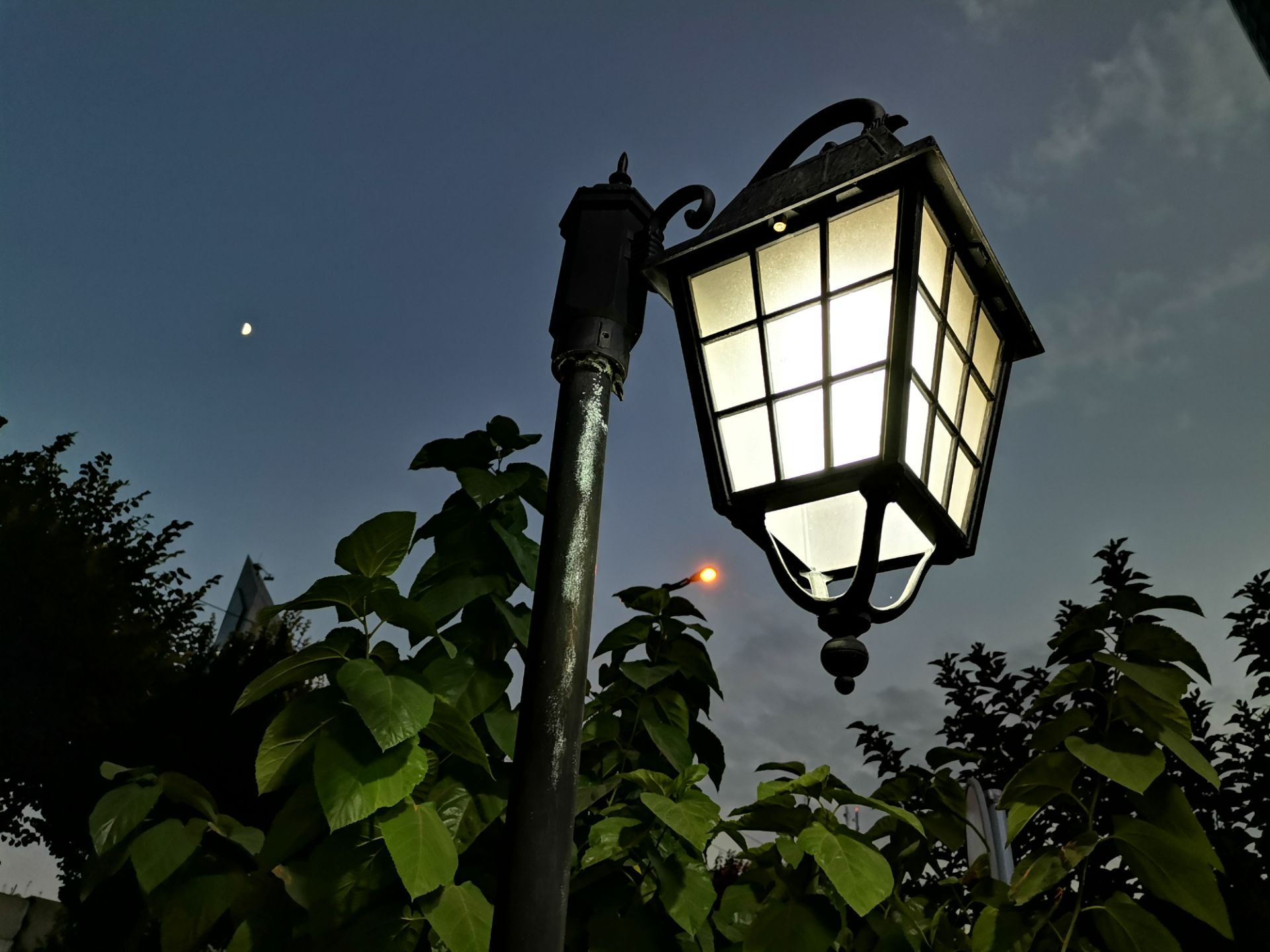 نمونه عکس دوربین هواوی نوا 7 آی - تیر چراغ برق در تاریکی