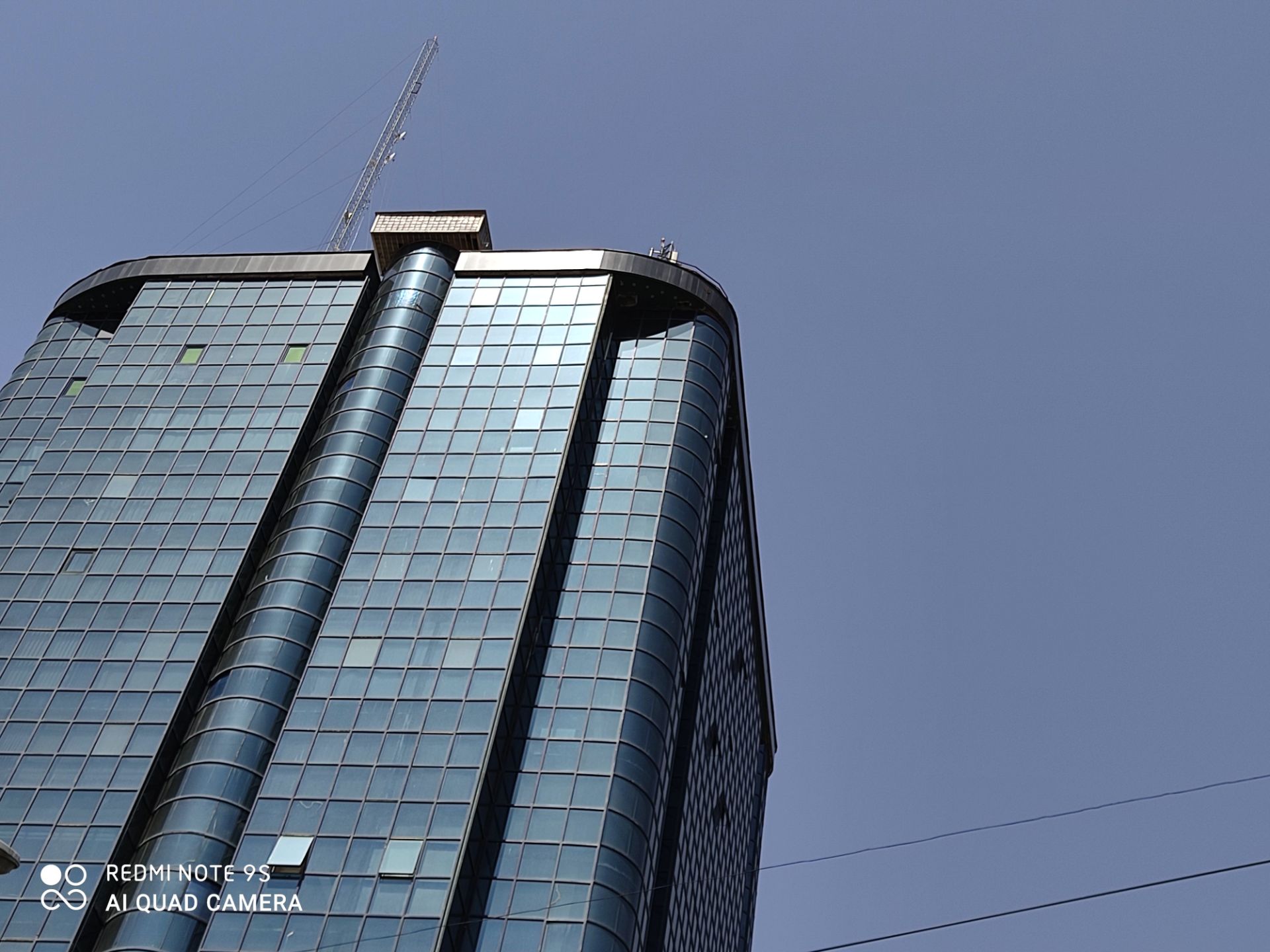 نمونه عکس ردمی نوت 9 اس - نمای ساختمان بلند از نزدیک