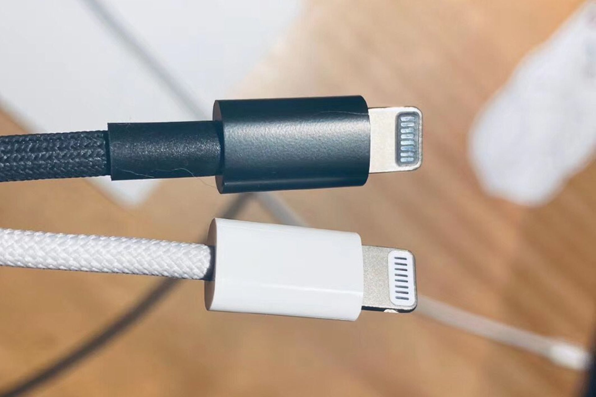 دو کابل لایتنینگ جدید اپل / Apple در رنگ مشکی و سفید