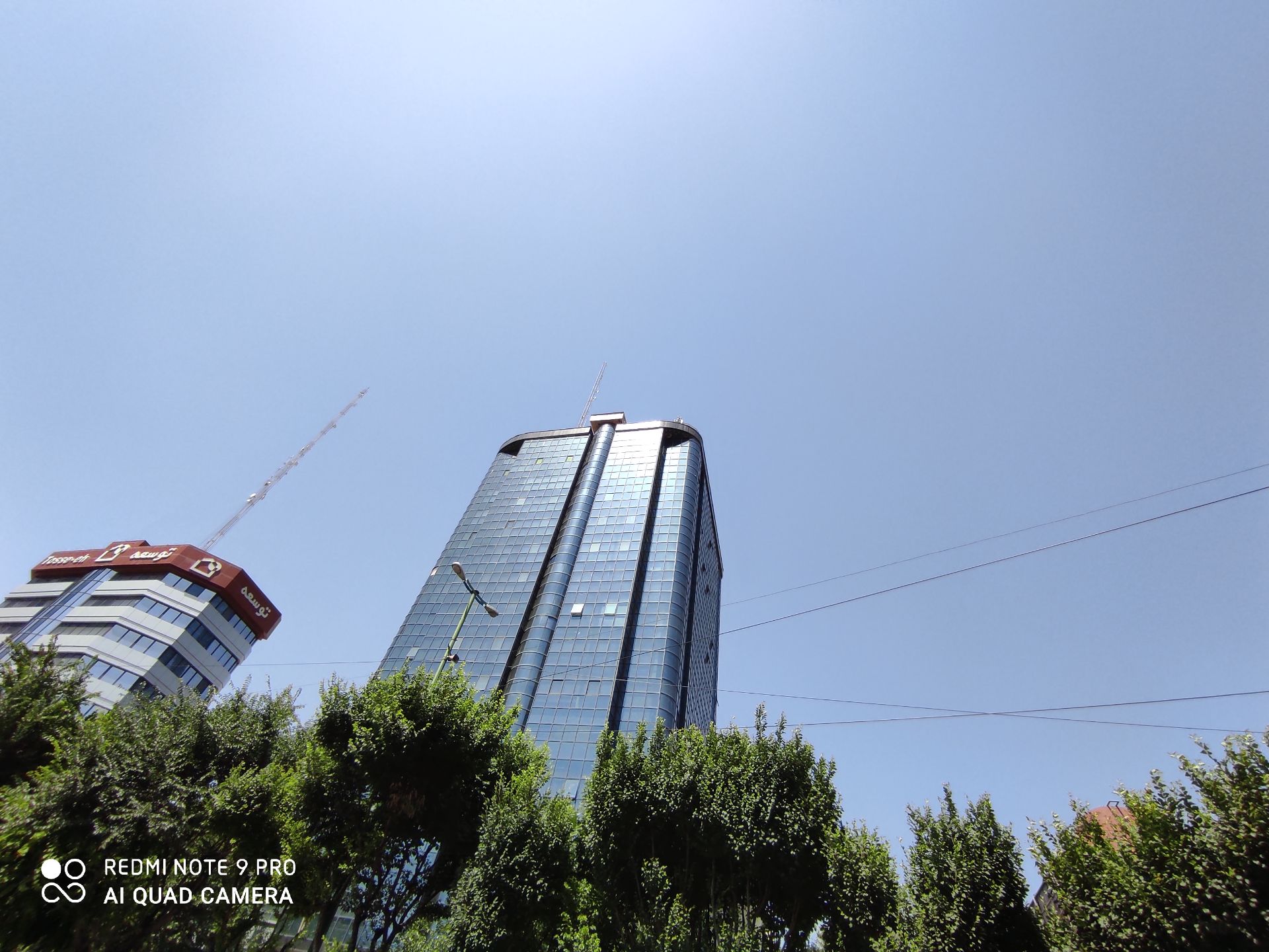 نمونه عکس ردمی نوت 9 پرو - نمای فوق عریض ساختمان بلند