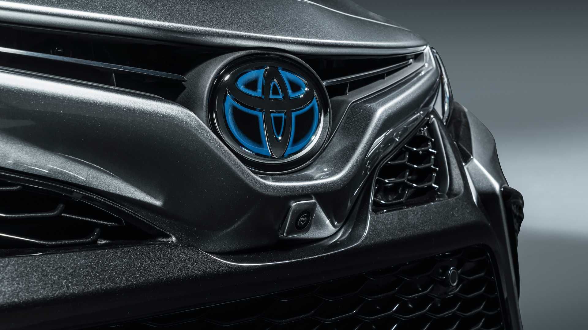 جلوپنجره خودرو تویوتا کمری / 2021 Toyota Camry با رنگ آبی لوگو