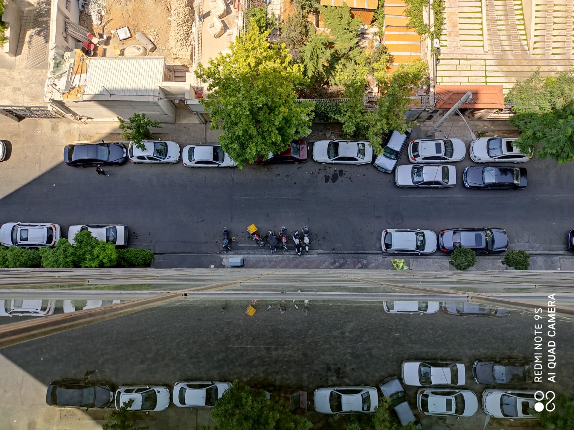 نمونه عکس ردمی نوت 9 اس - نمای بالا از خودروها در خیابان