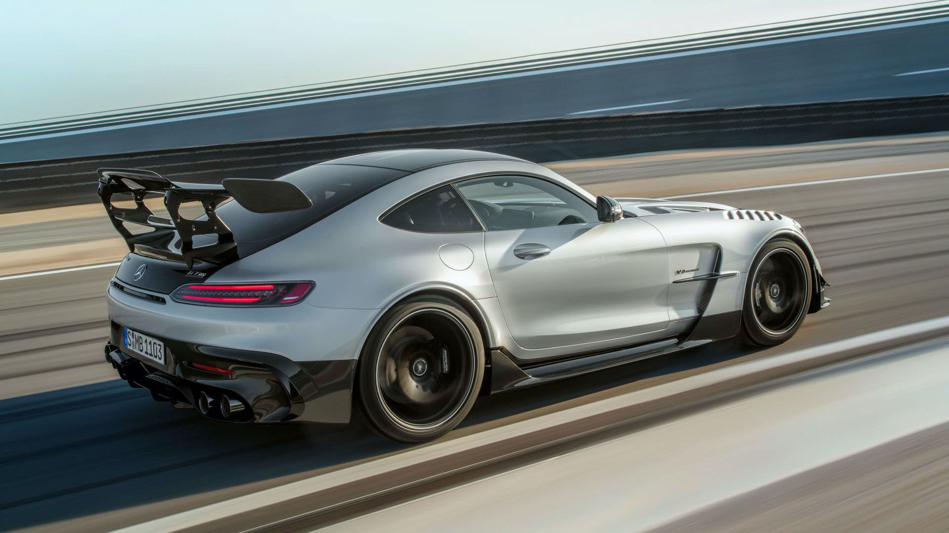 نمای کناری مرسدس amg gt سری بلک / Mercedes-AMG GT Black Series با رنگ نقره ای در پیست