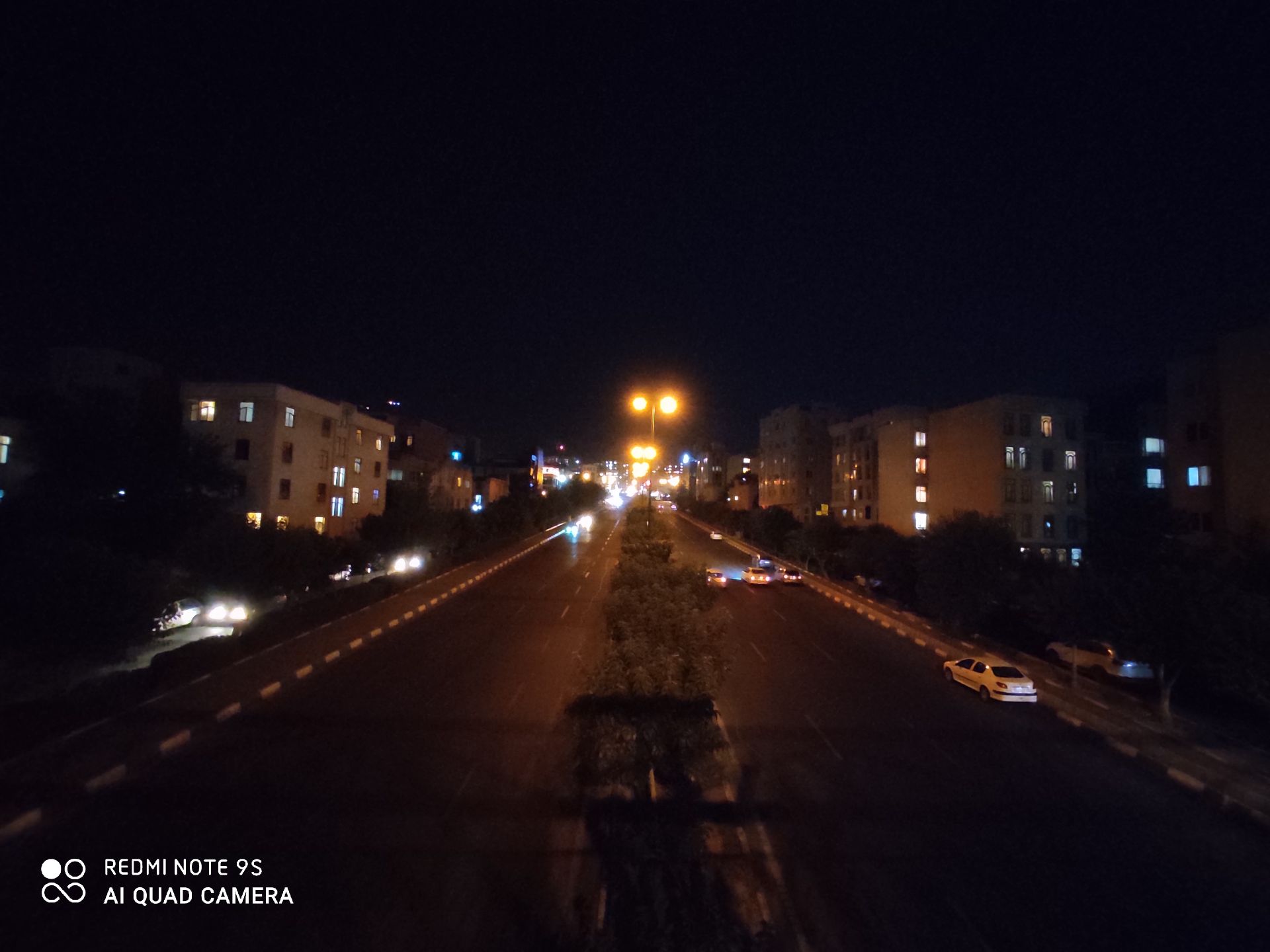 نمونه عکس ردمی نوت 9 اس - اولتراواید - ساختمان و خیابان در تاریکی