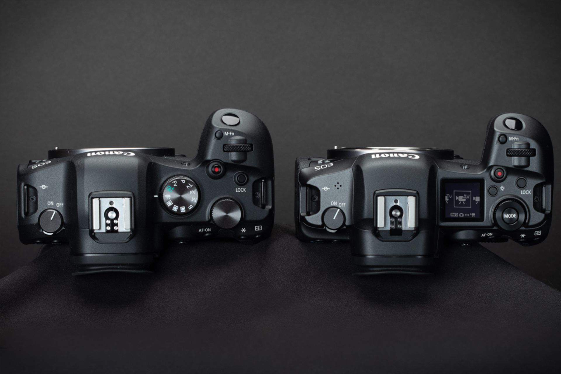 کانن EOS R5 درکنار EOS R6 از بالا با نمایشگر صفحه تنظیمات