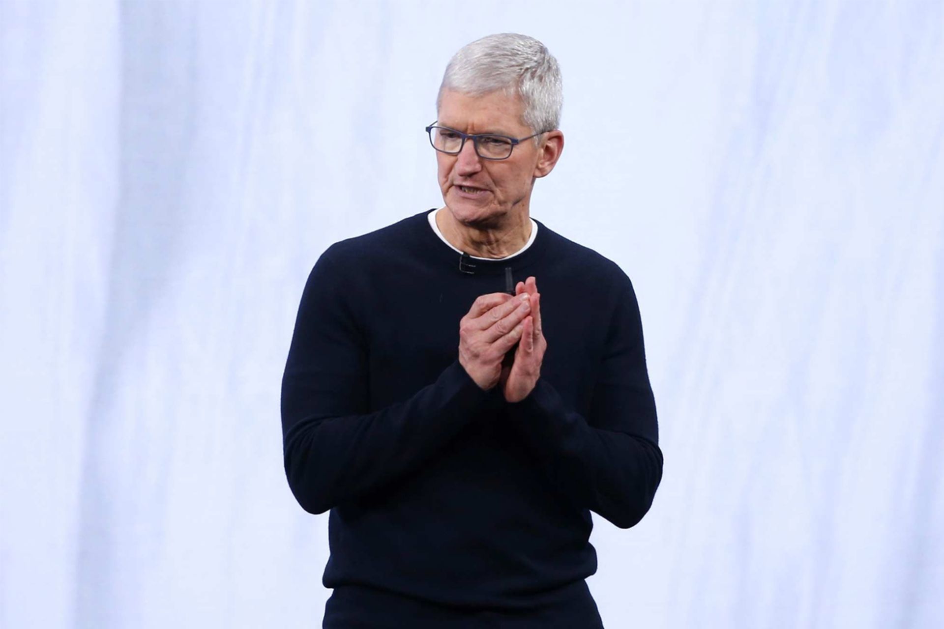 مرجع متخصصين ايران تيم كوك / Tim Cook درحال سخنراني با لباس مشكي