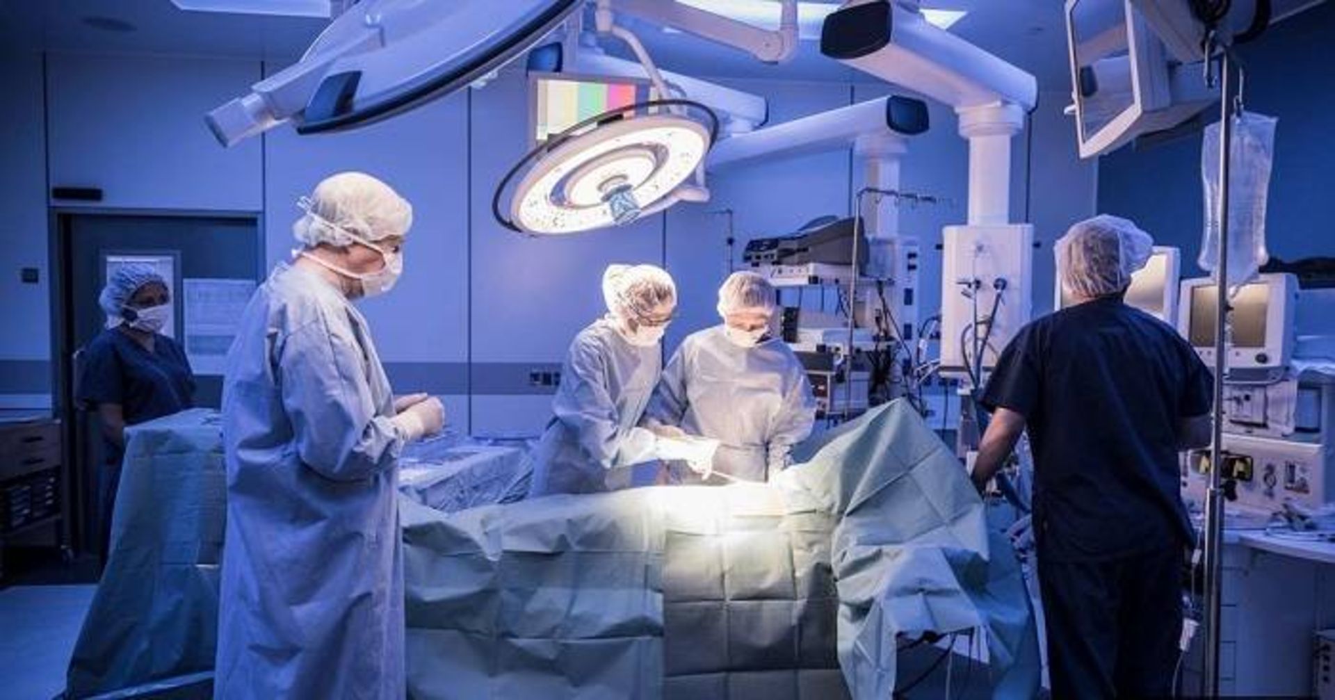 جراحان حین عمل جراحی