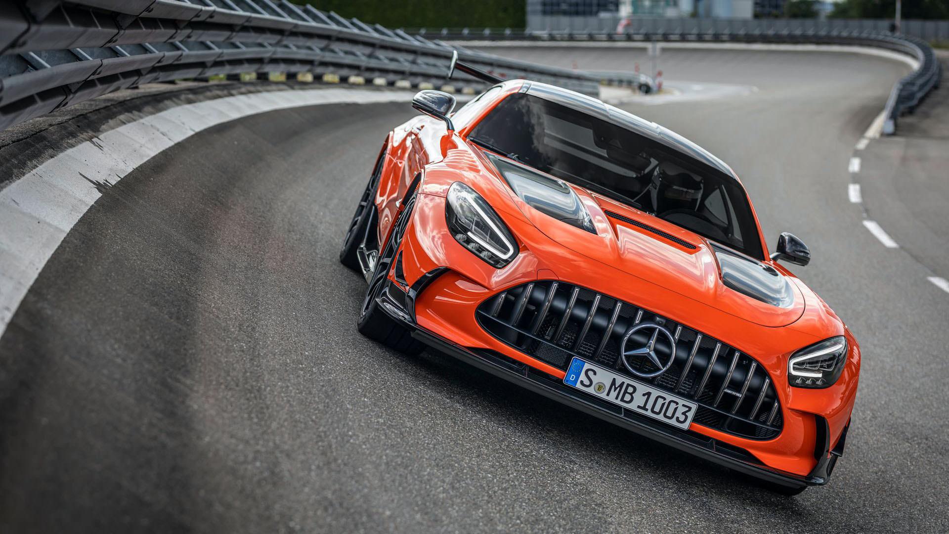نمای دور خودرو مرسدس amg gt سری بلک / Mercedes-AMG GT Black Series با رنگ نارنجی در پیست