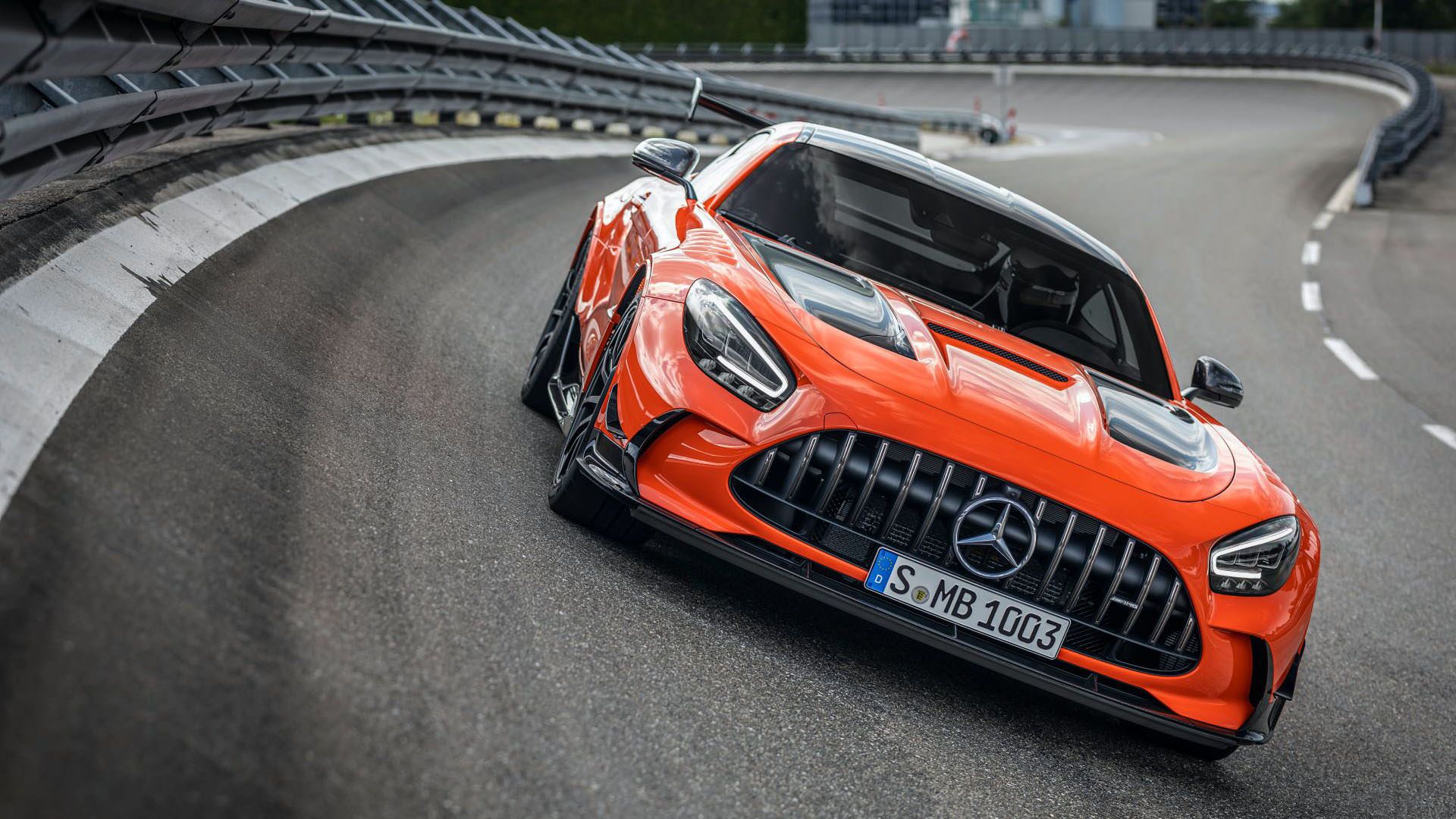 نمای دور خودرو مرسدس amg gt سری بلک / Mercedes-AMG GT Black Series با رنگ نارنجی در پیست