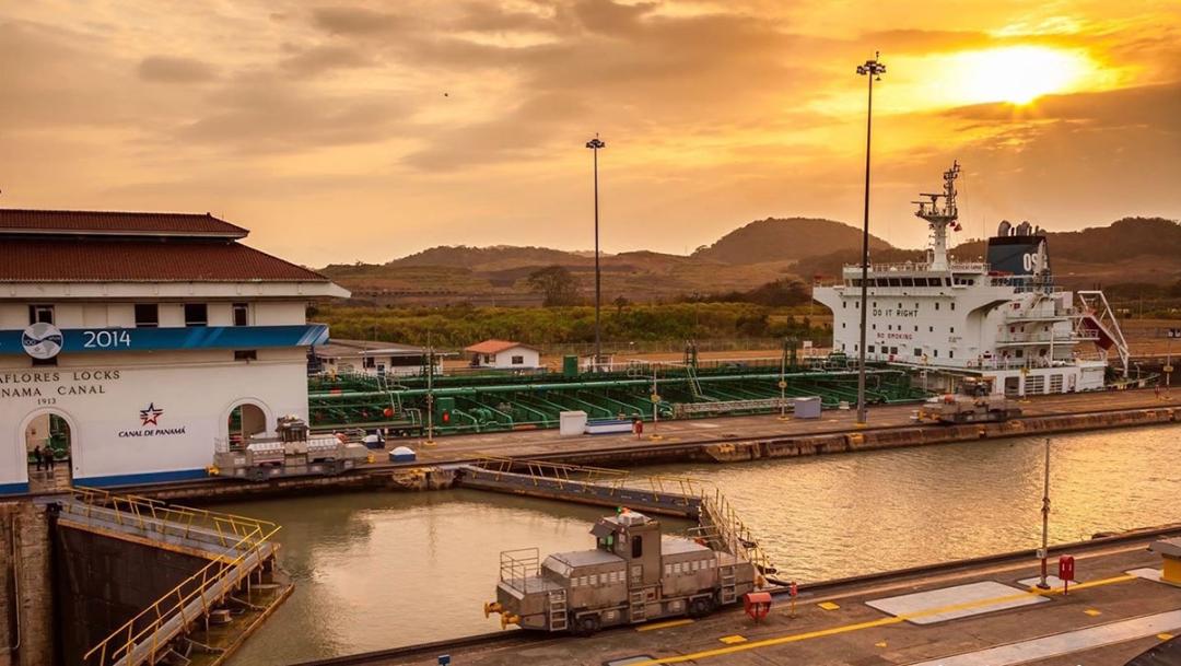  کانال پاناما / Panama Canal در بخش میرافلورس در غروب