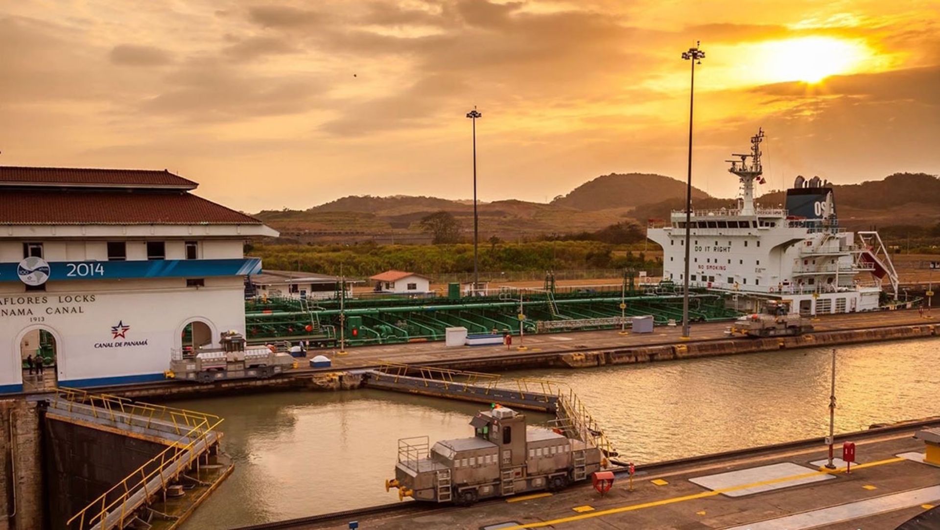  کانال پاناما / Panama Canal در بخش میرافلورس در غروب