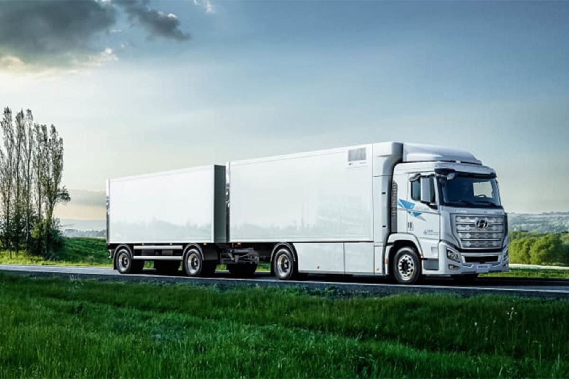 کامیون پیل سوختی / fuel cell هیدروژنی هیوندای / Hyundai Xcient در جاده سبز 