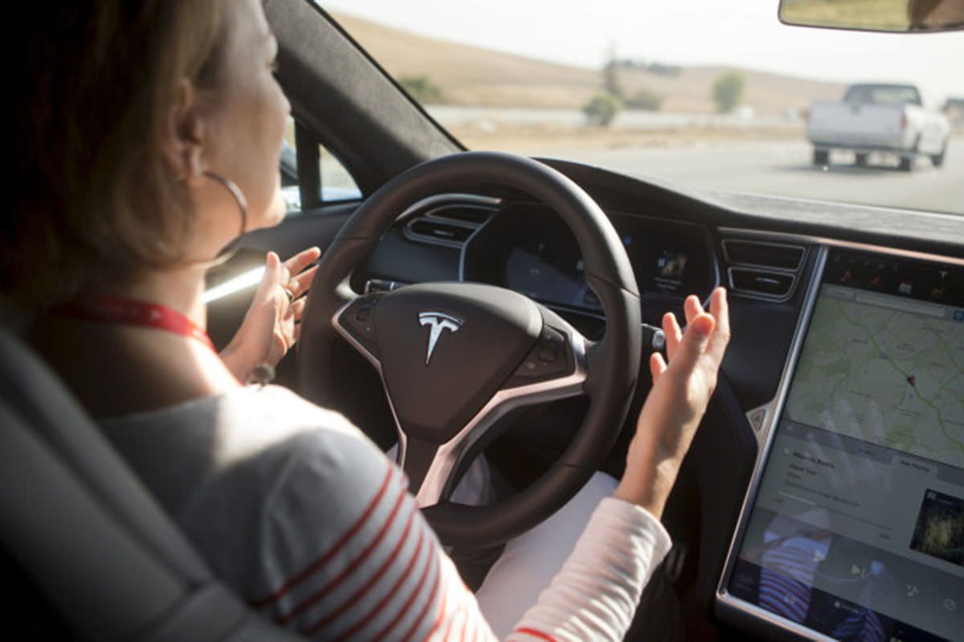 سیستم نیمه خودران اتوپایلوت در خودروی الکتریکی / electric car تسلا / tesla