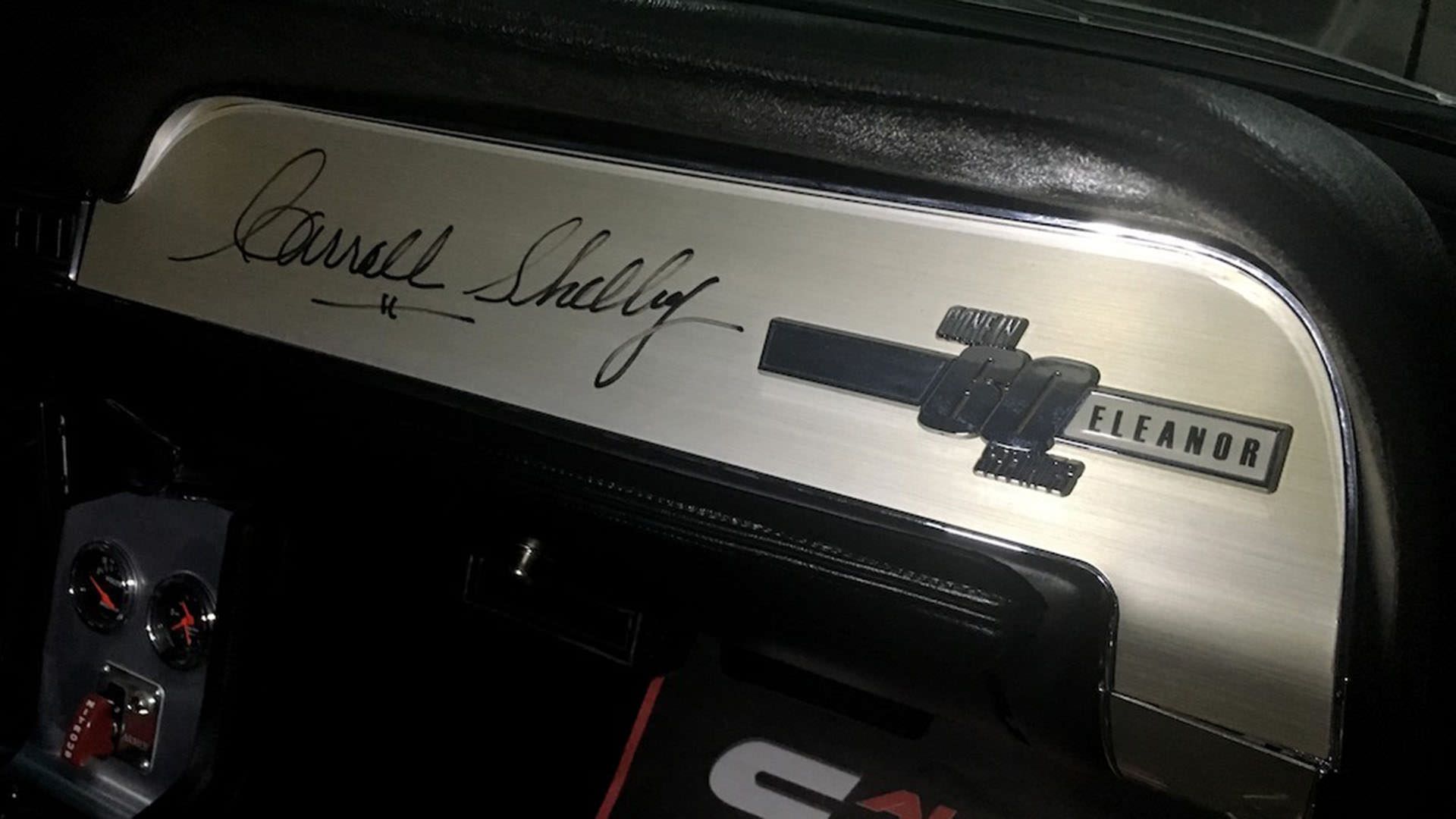 امضای کارول شلبی روی داشبورد خودرو عضلانی فورد موستانگ شلبی gt500 النور در فیلم سینمایی سرقت در 60 ثانیه