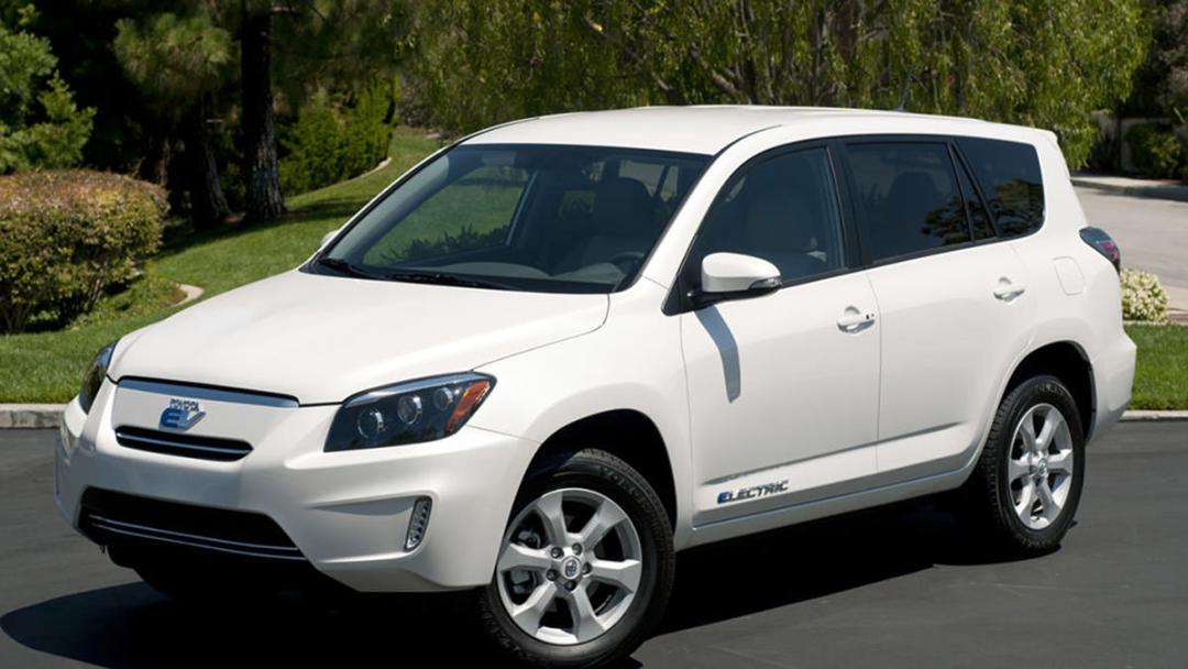 نسخه برقی خودروی تویوتا راو4 / toyota rav4 سفید رنگ با زمینه درخت سبز