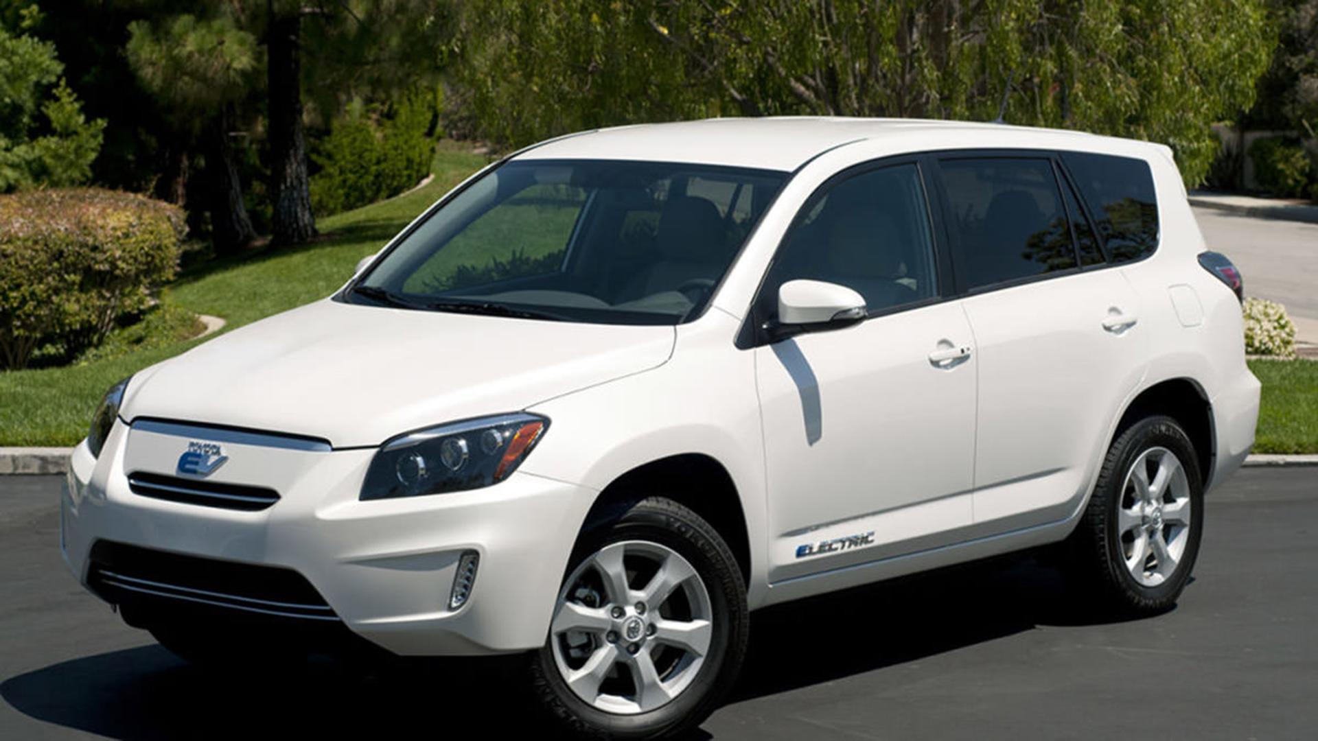 نسخه برقی خودروی تویوتا راو4 / toyota rav4 سفید رنگ با زمینه درخت سبز