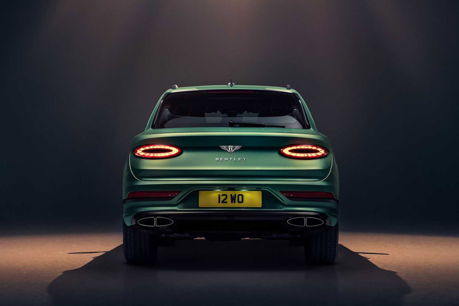 نمای عقب خودرو شاسی بلند بنتلی بنتایگا / Bentley Bentayga با چراغ های بیضوی کنتیننتال جی تی