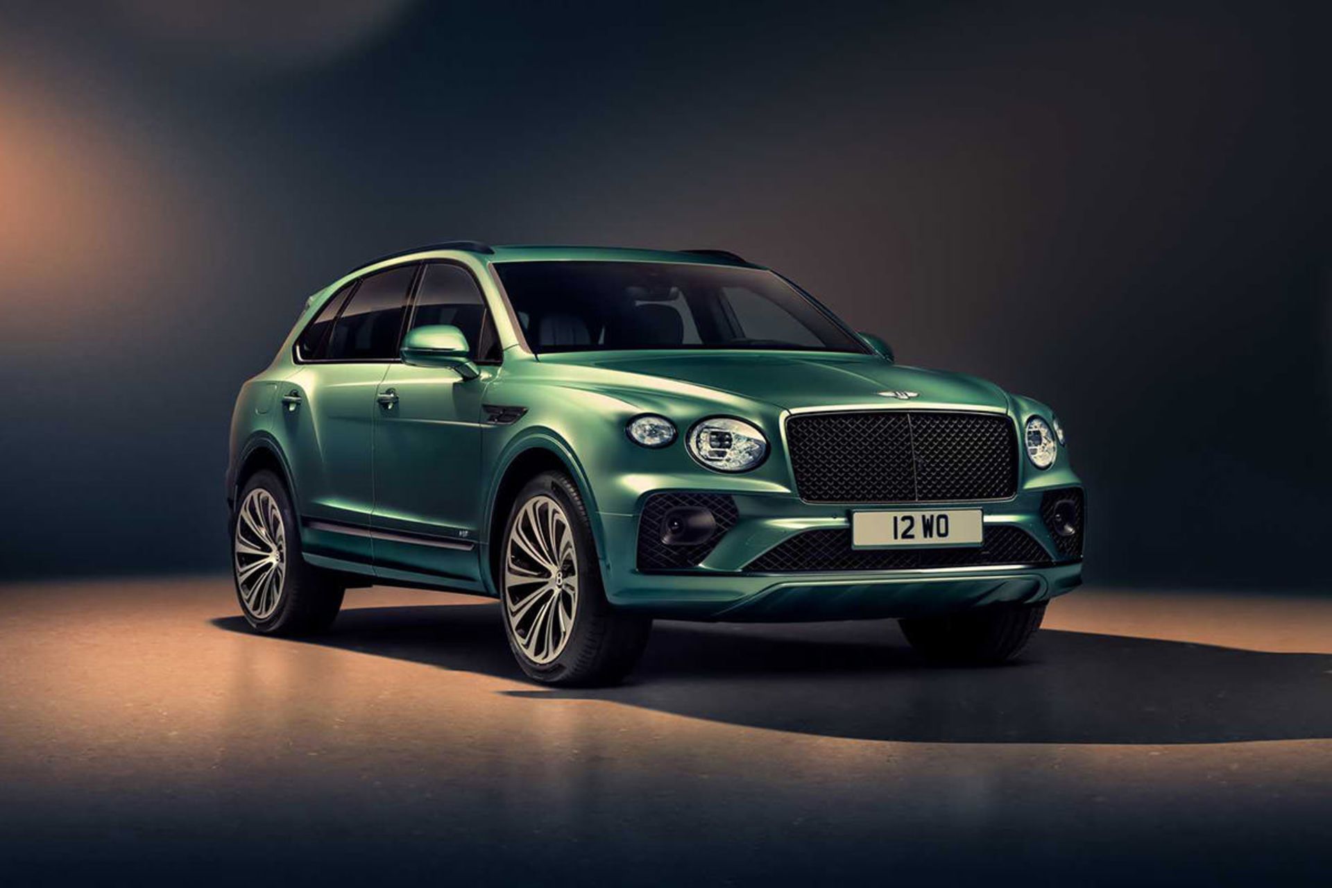 نمای کناری بنتلی بنتایگا / Bentley Bentayga سبز رنگ