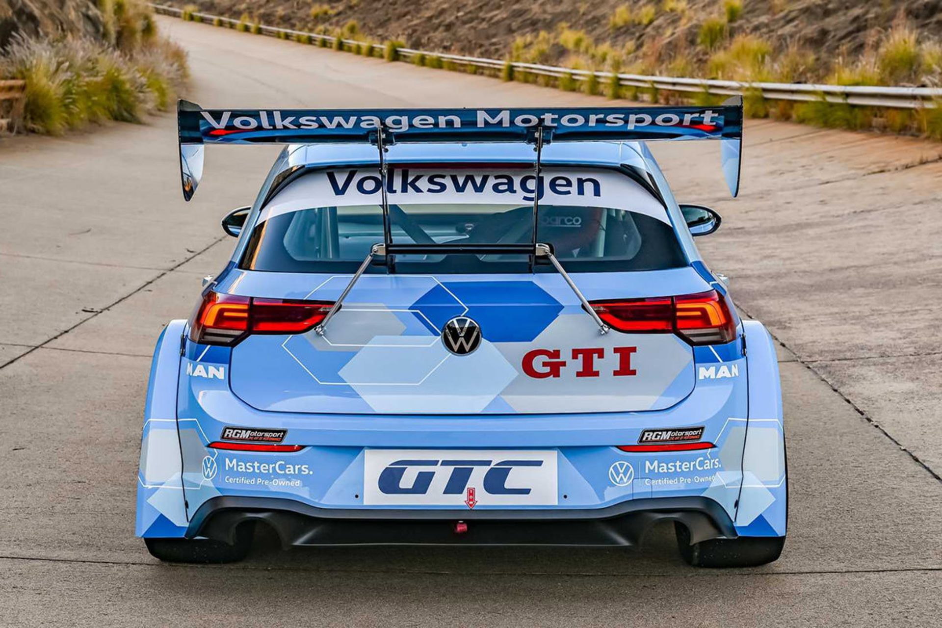 نمای عقب خودرو هاچ بک فولکس واگن گلف 8 جی تی آی /  Volkswagen Golf 8 GTI GTC با رنگ آبی