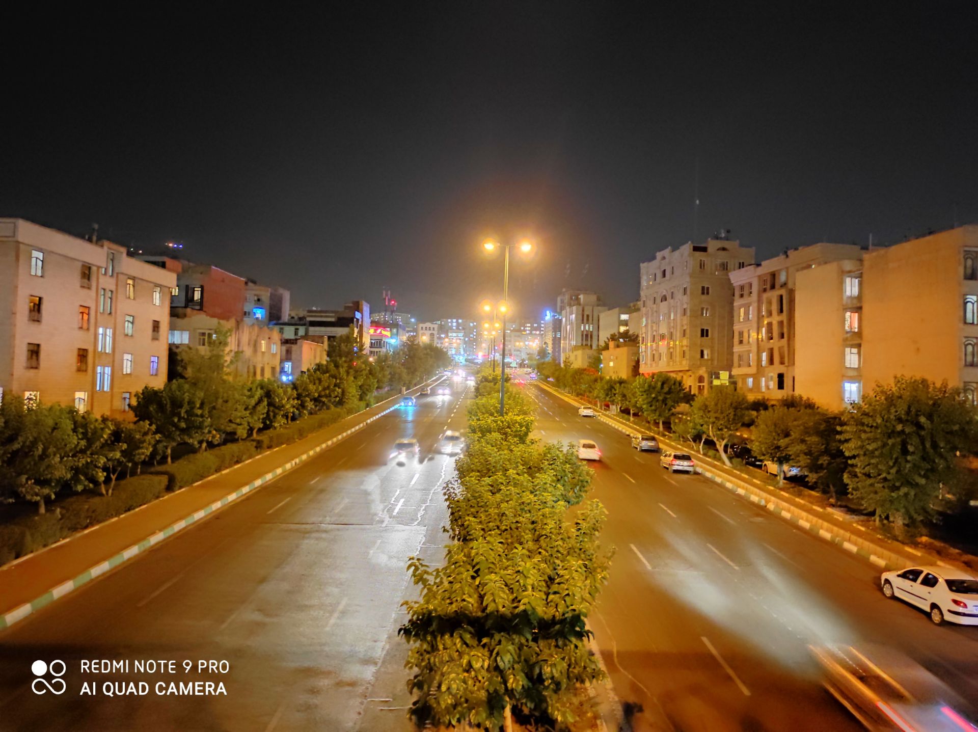 نمونه عکس ردمی نوت 9 پرو - واید - ساختمان و خیابان در تاریکی