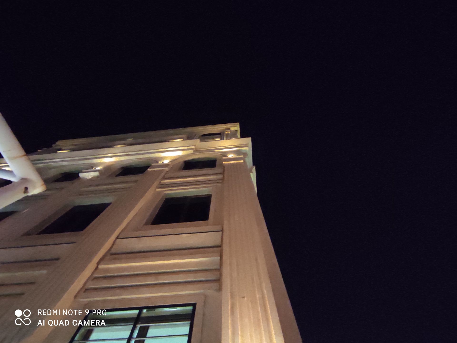 نمونه عکس ردمی نوت 9 پرو - نمای فوق عریض یک ساختمان در تاریکی