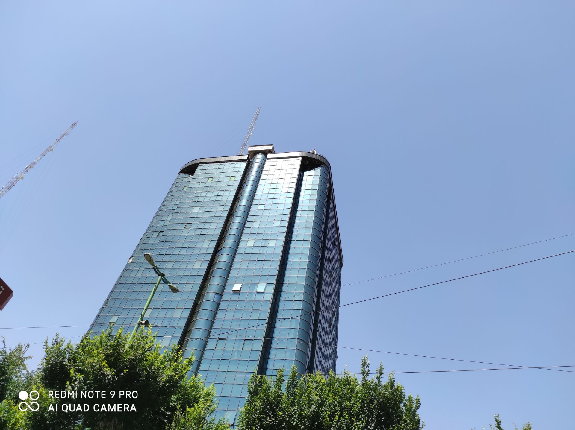 مرجع متخصصين ايران نمونه عكس ردمي نوت 9 پرو - نماي ساختمان بلند