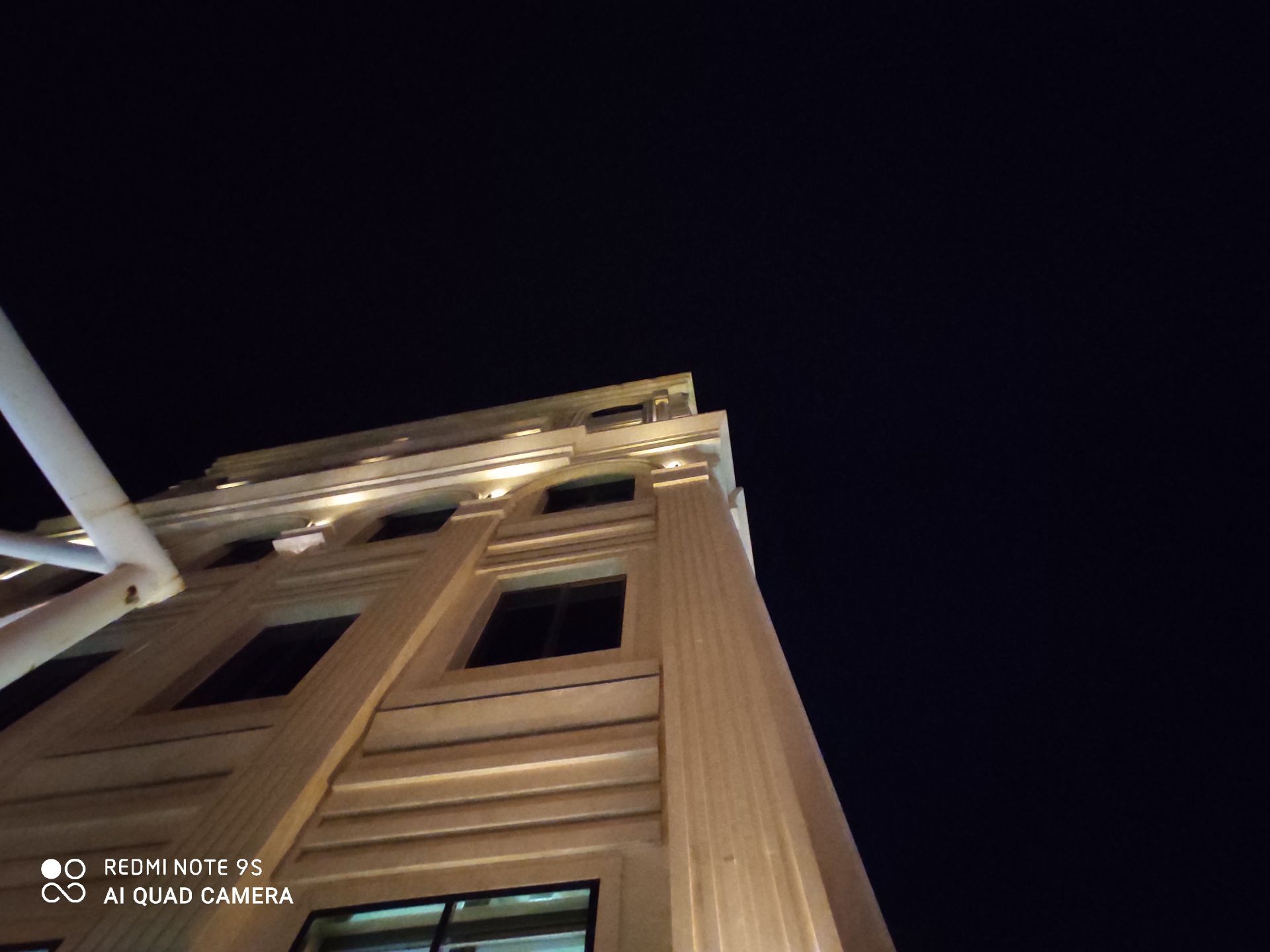 نمونه عکس ردمی نوت 9 اس - نمای فوق عریض یک ساختمان در تاریکی