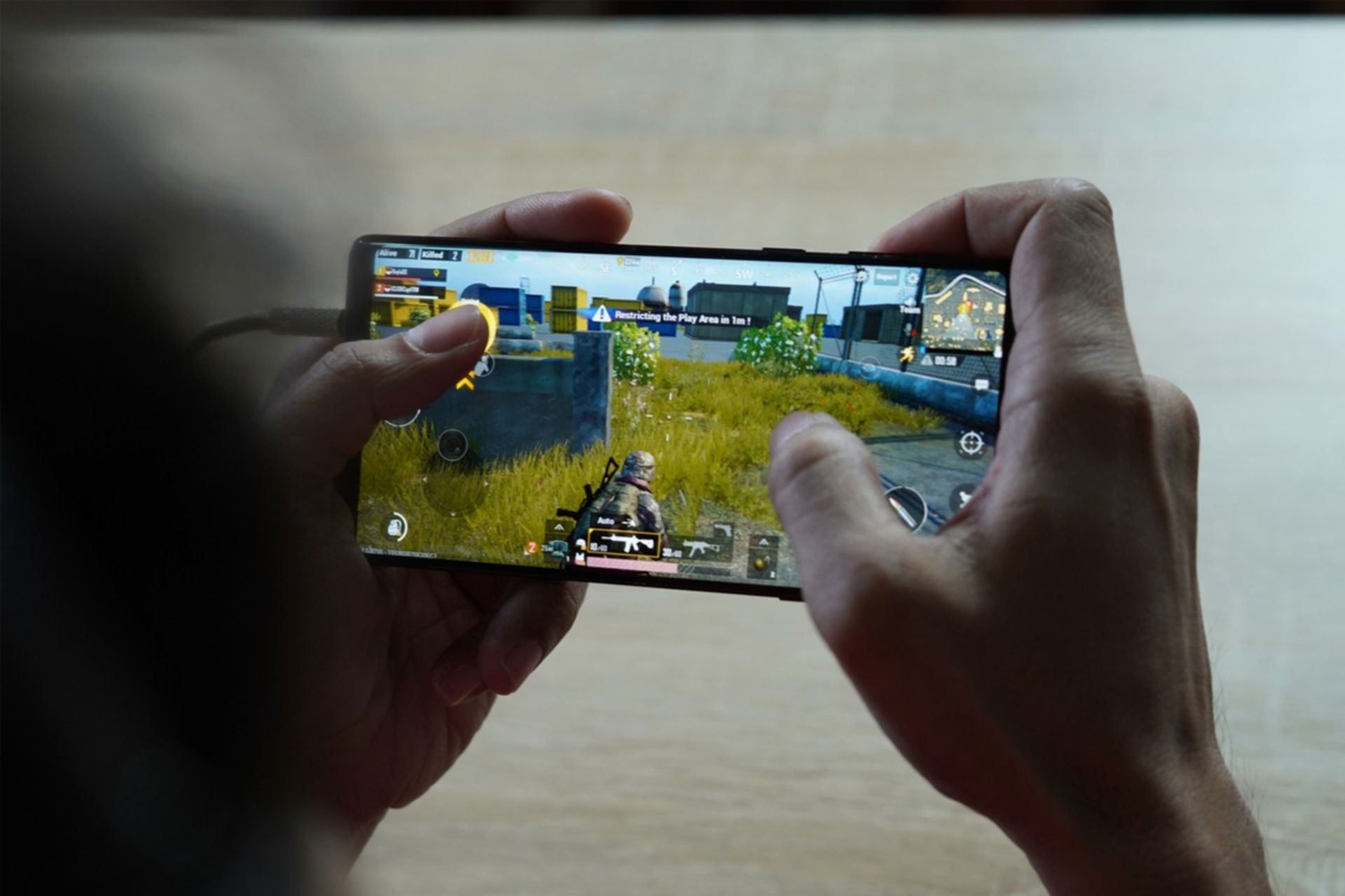 گوشی هوشمند اندرویدی در حال اجرای بازی پابجی موبایل / PUBG Mobile