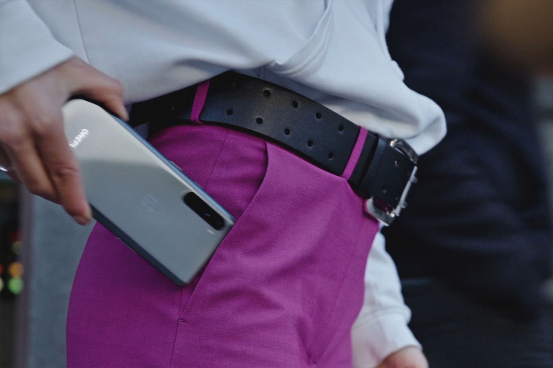 پنل پشتی وان پلاس نورد لباس سفید شلوار بنفش