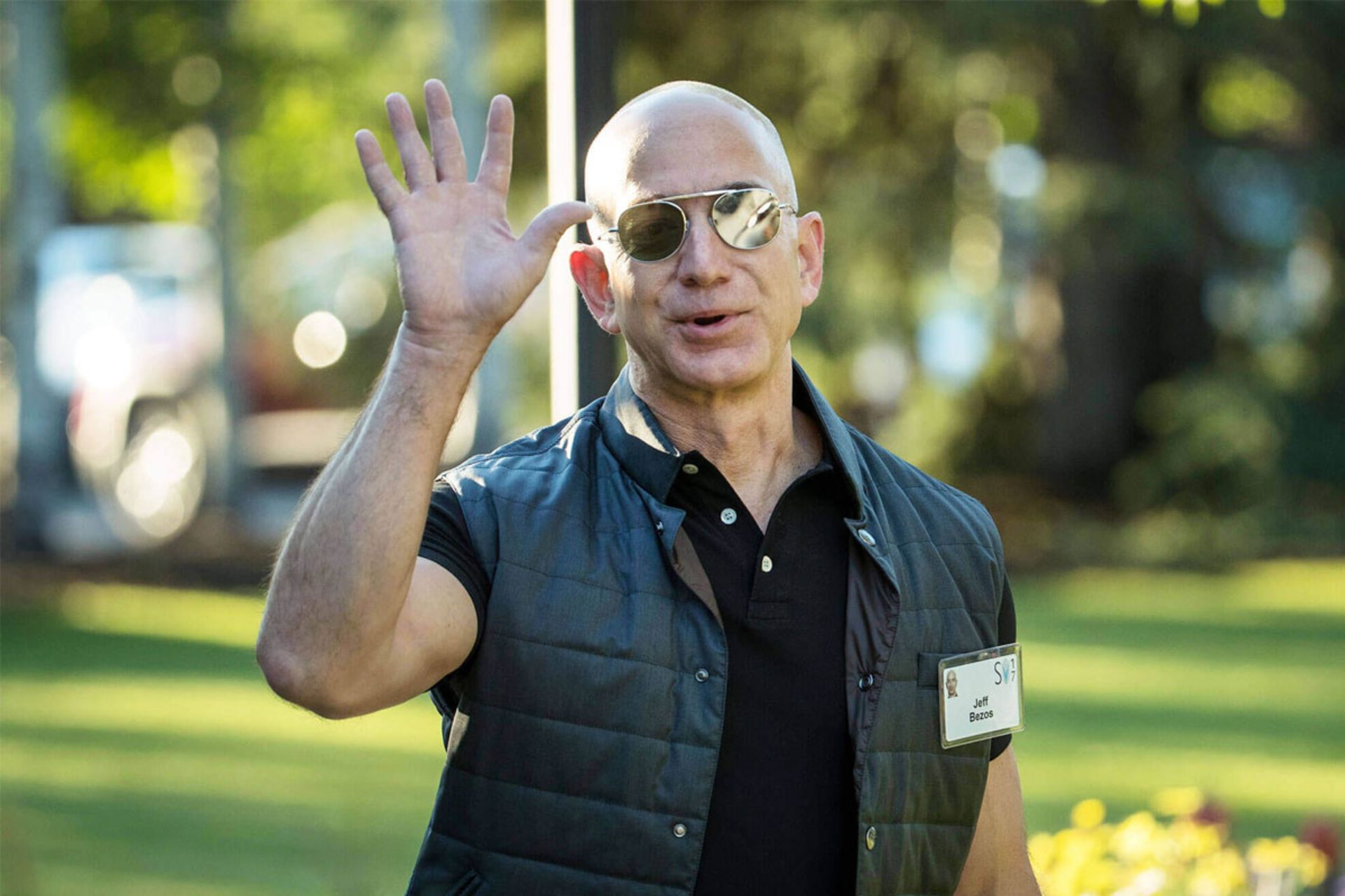 جف بزوس / Jeff Bezos در حال دست تکان دادن با عینک آفتابی