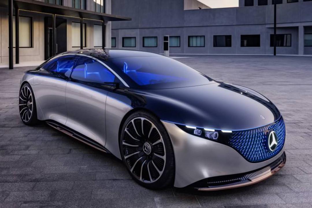 خودروی الکتریکی / electric car مرسدس بنز / mercedes benz eqs‌ با رنگ آبی و نقره ای