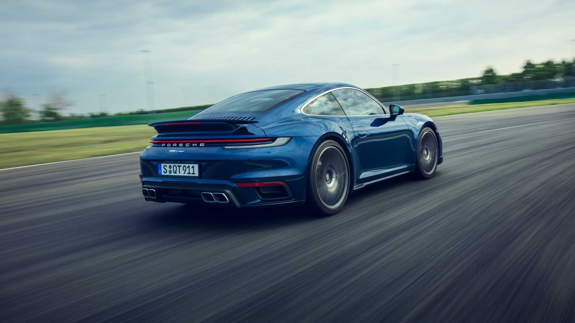 نمای عقب کوپه پورشه 911 توربو 2021 / 2021 Porsche 911 Turbo در پیست و جاده آسفالت