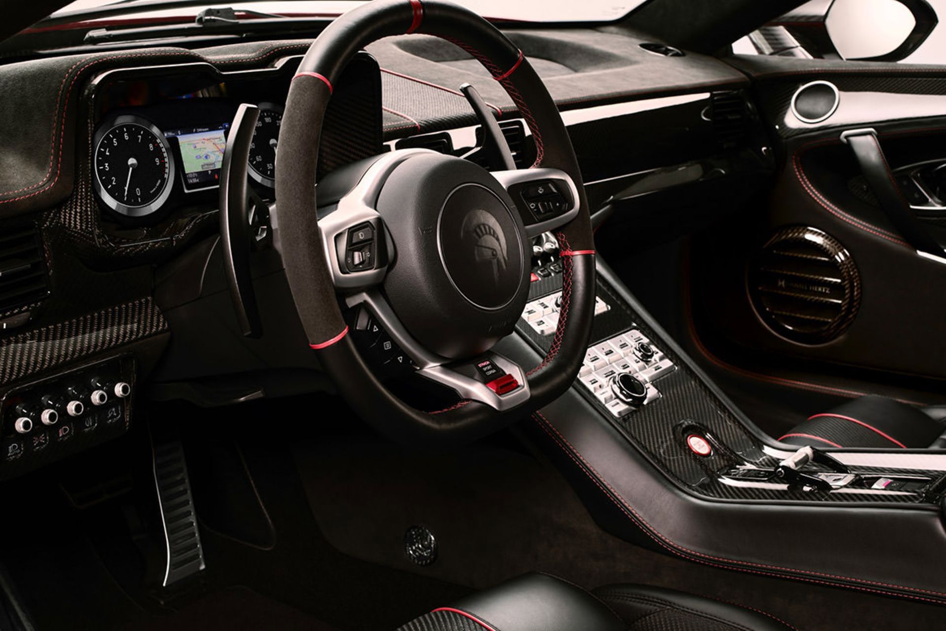 داخل کابین و فرمان و داشبورد خودروی سوپراسپرت پانتر پروجتویونو /  Panther ProgettoUno