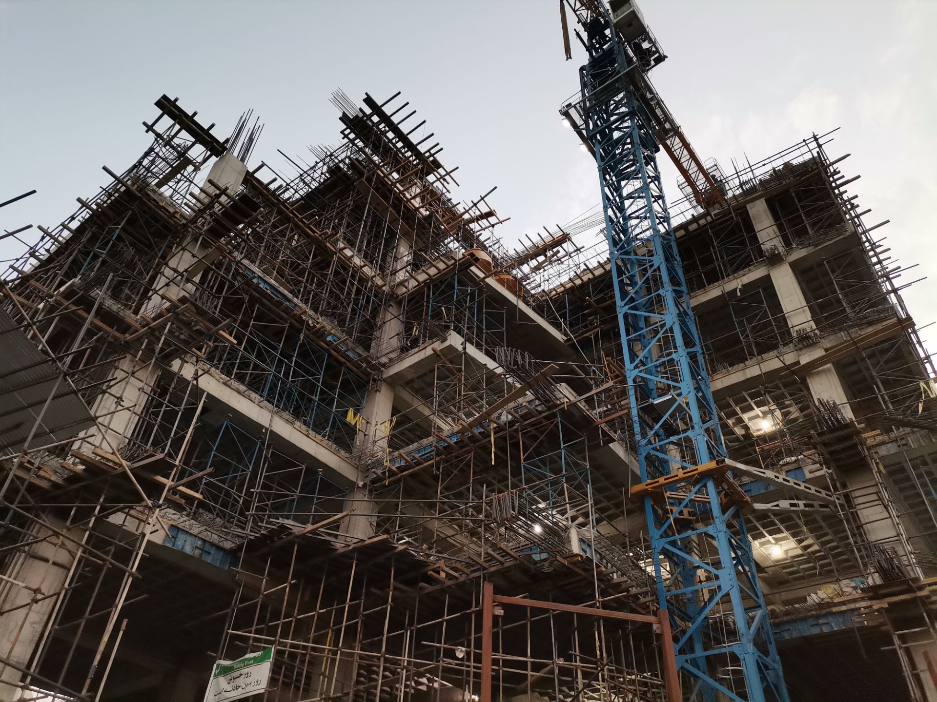 نمونه عکس واید هواوی نوا 7 آی - ساختمان نیمه کاره در روشنایی ضعیف