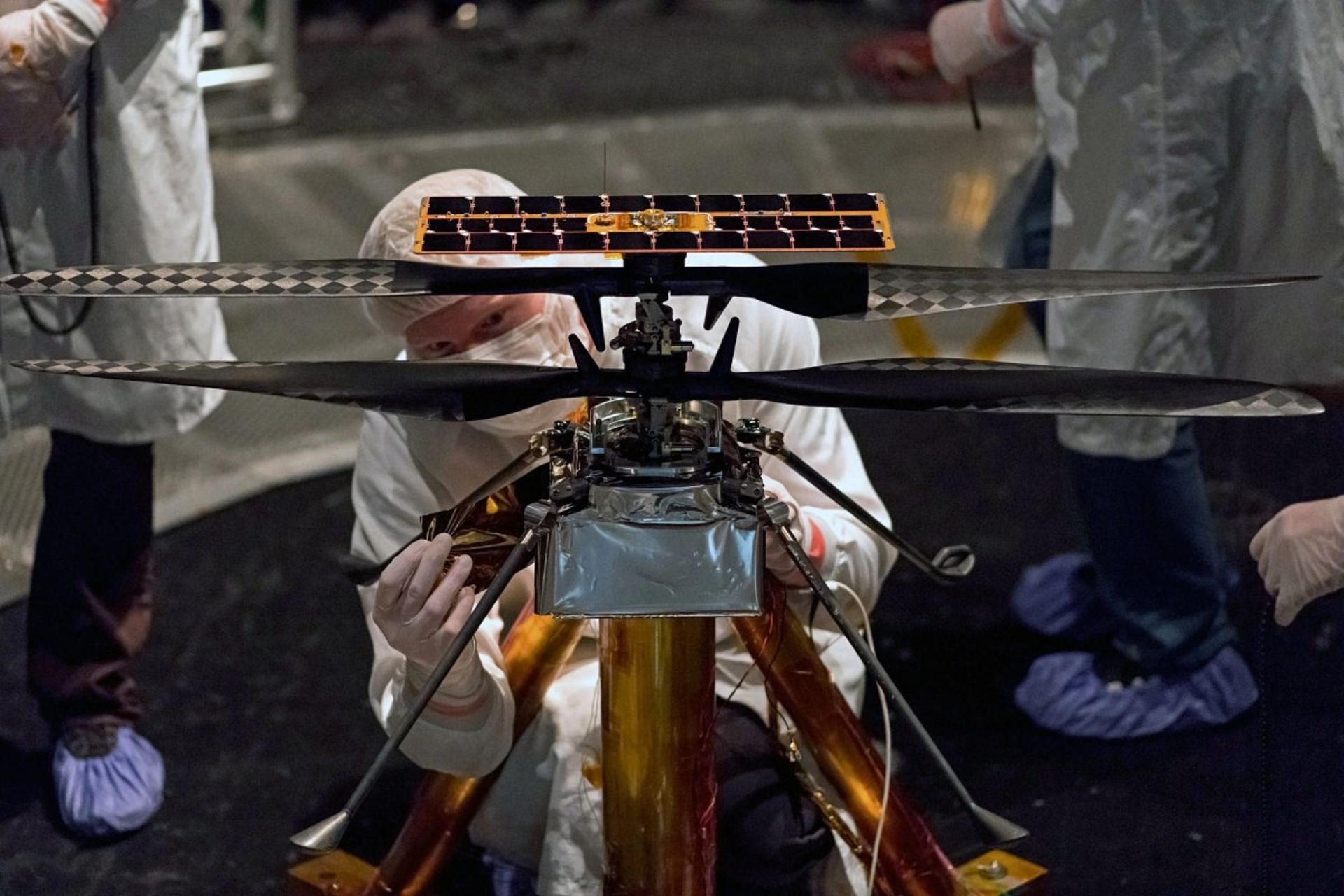 متخصصان فنی ناسا درحال کار روی هلی کوپتر اینجنیوتی 