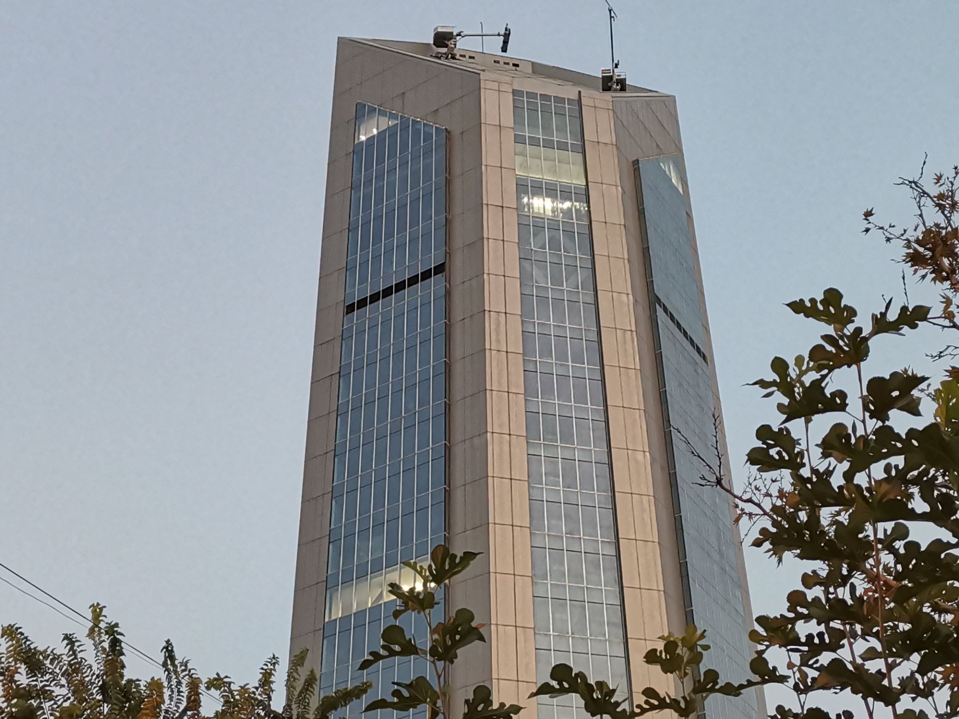 نمونه عکس زوم 2 برابری هواوی نوا 7 آی - برج در روشنایی ضعیف