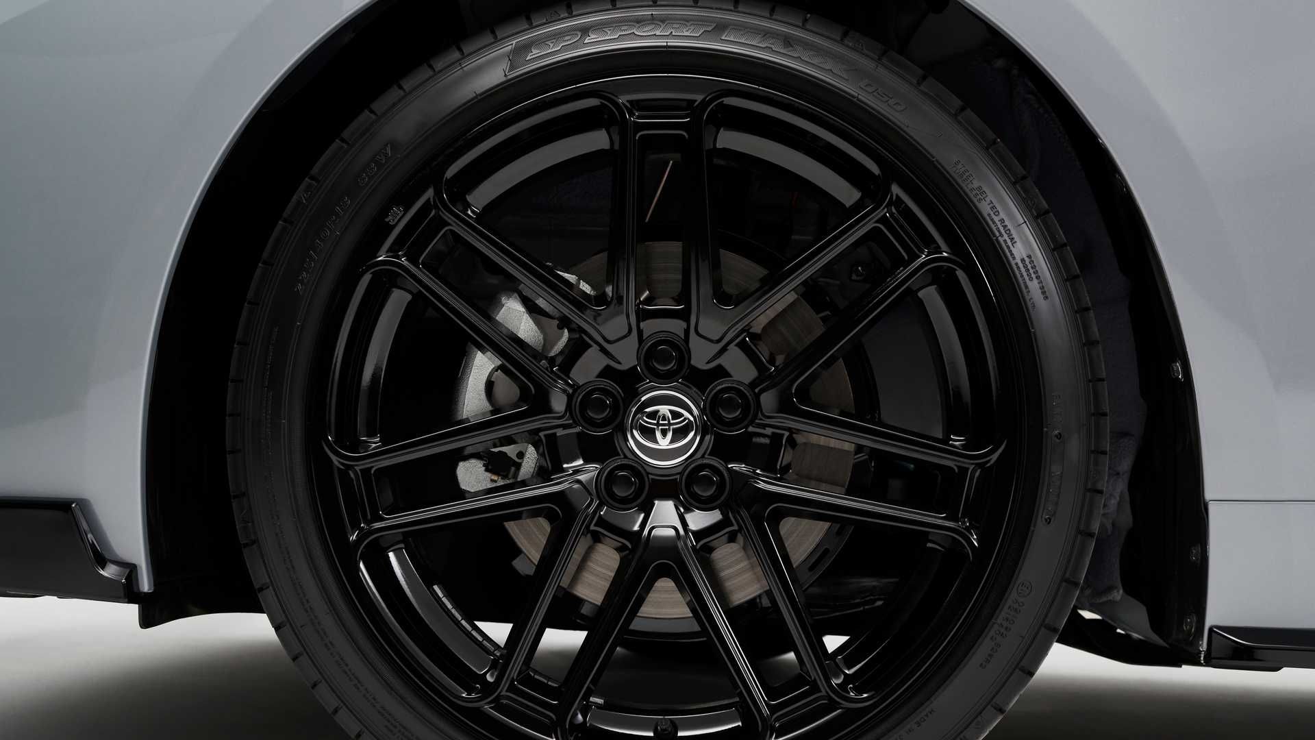 چرخ و رینگ نسخه TRD سدان تویوتا کرولا / Toyota Corolla Apex Edition با رنگ سیمانی و طرح دو رنگ